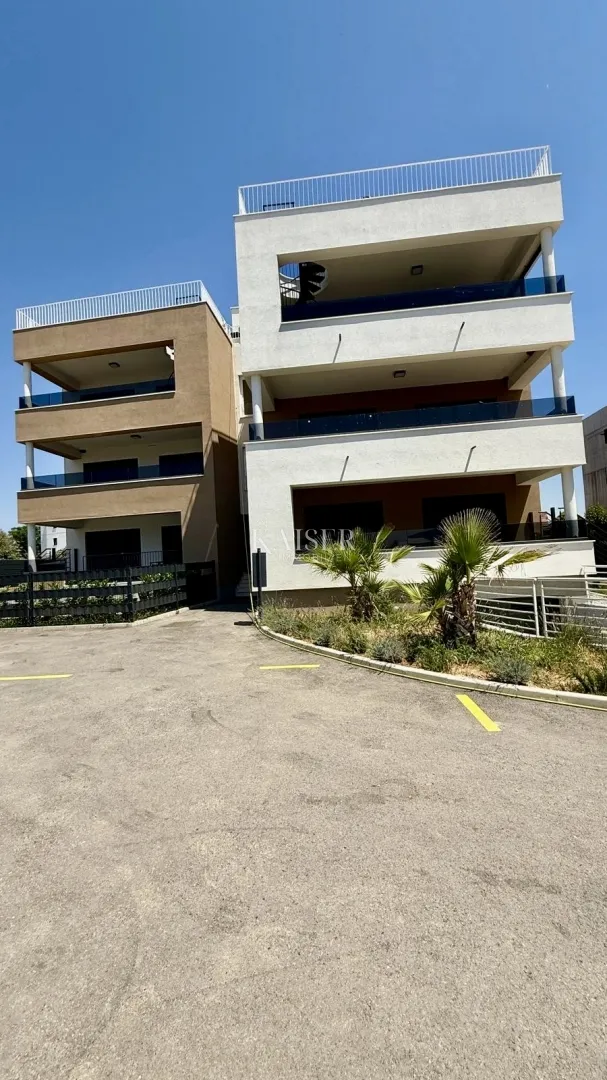zadar–sukošan: stan s krovnom terasom, blizu plaže. - slika 26