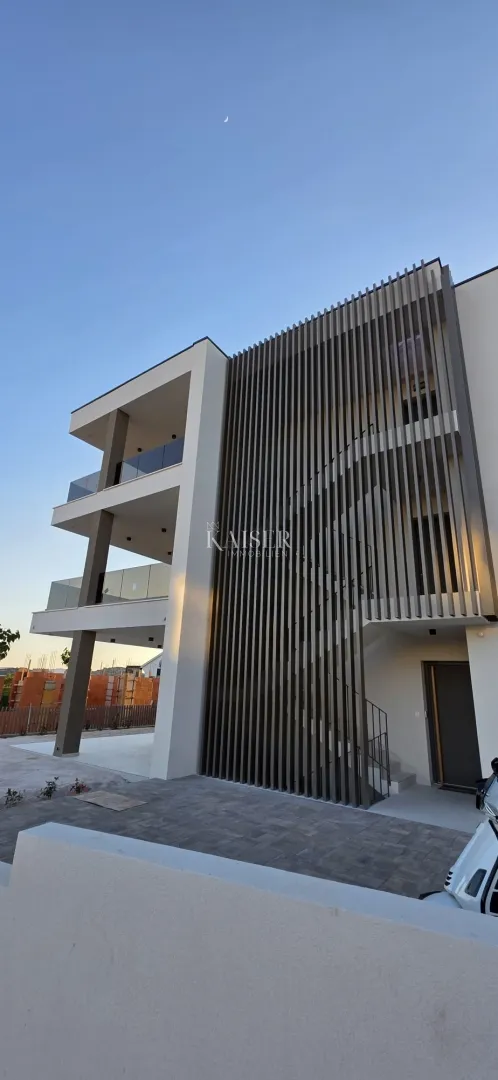 vodice, šibenik - prostrani trosoban stan s velikom terasom i pogledom na more - slika 5