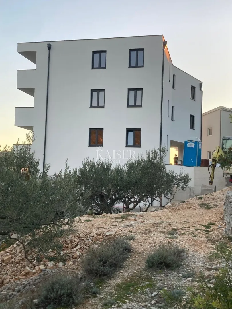 moderan dvosoban stan s balkonom u srcu primoštena - slika 4