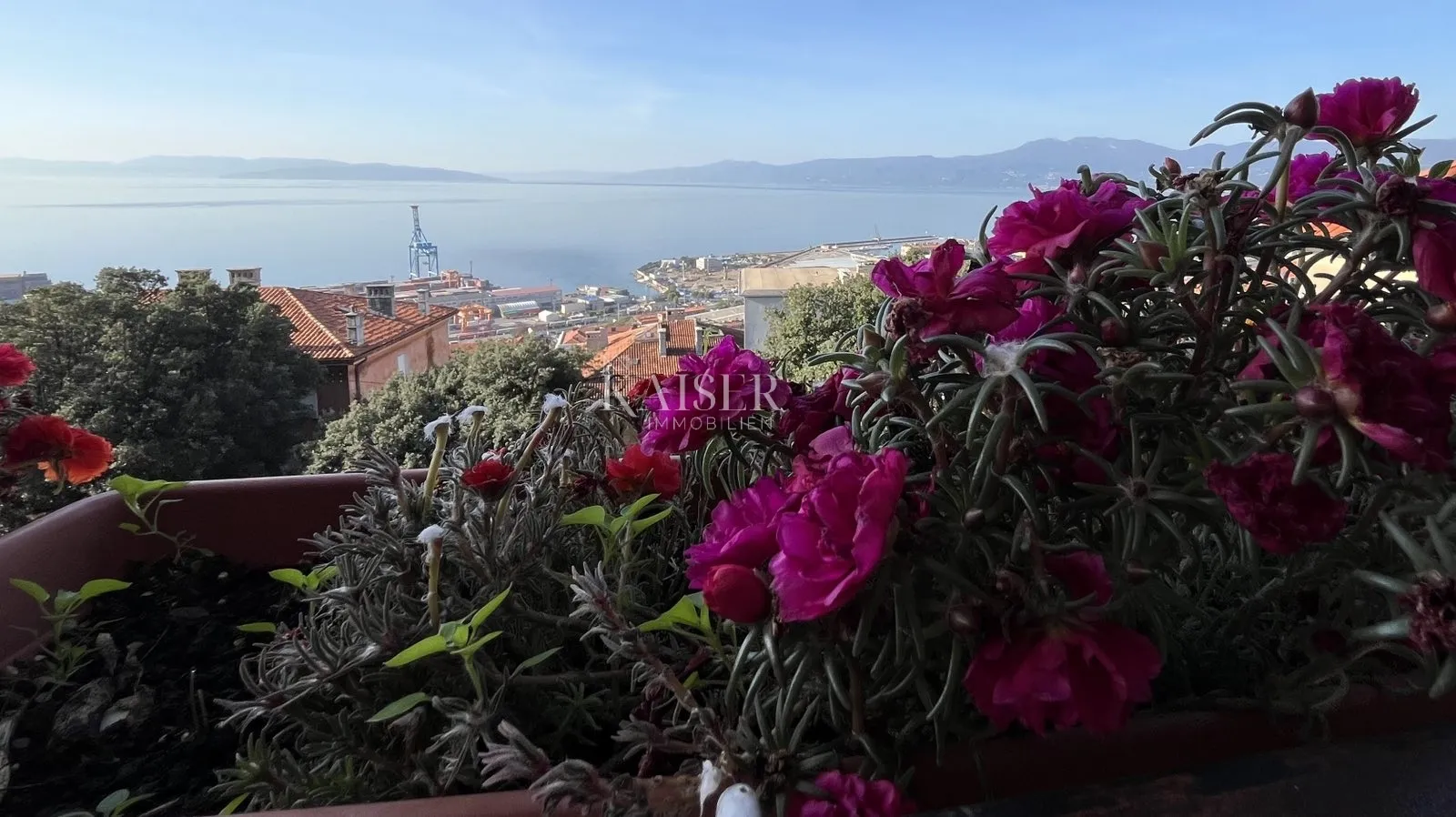 rijeka, trsat - kuća s tri stana, dvije garaže i pogledom - slika 15