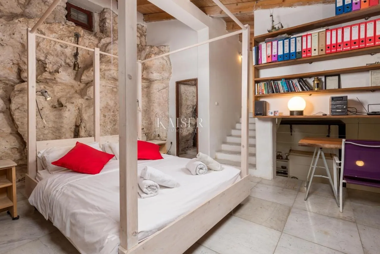 pula, istra- jedinstvena vila 258m2 s okućnicom 2459m2 - slika 24