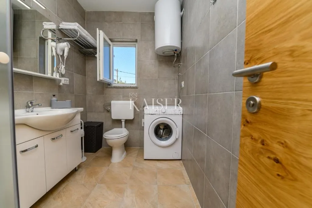 otok cres, miholašćica, luksuzna kuća sa tri stana - slika 23