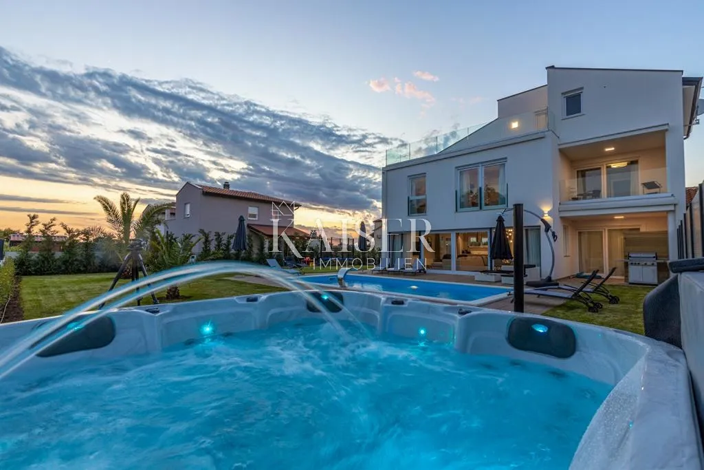 istra - poreč, vila sa grijanim bazenom i saunom pogled more - slika 12