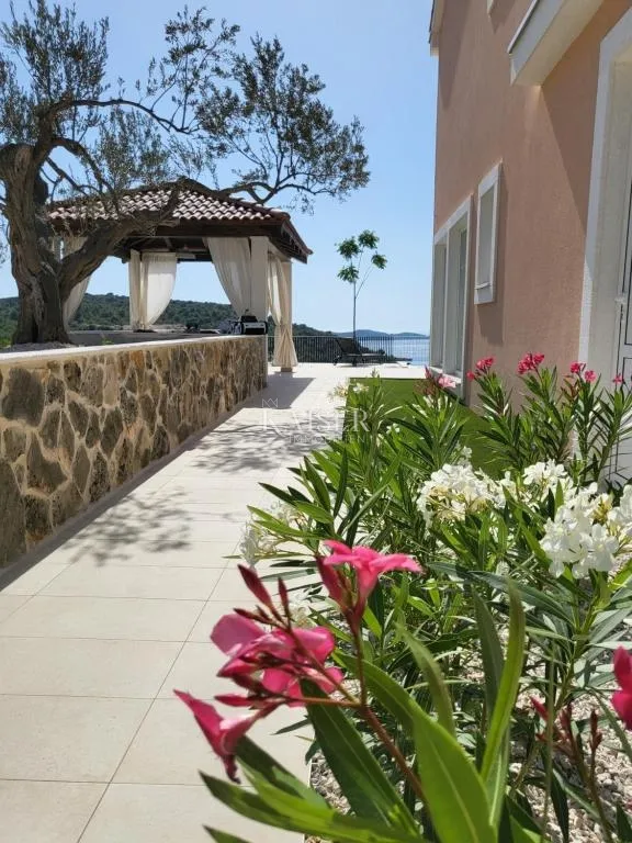 šibenik-rogoznica – ražanj: autentična vila 230 m² s bazenom, pogledom na more i luksuznim interijerom - slika 37