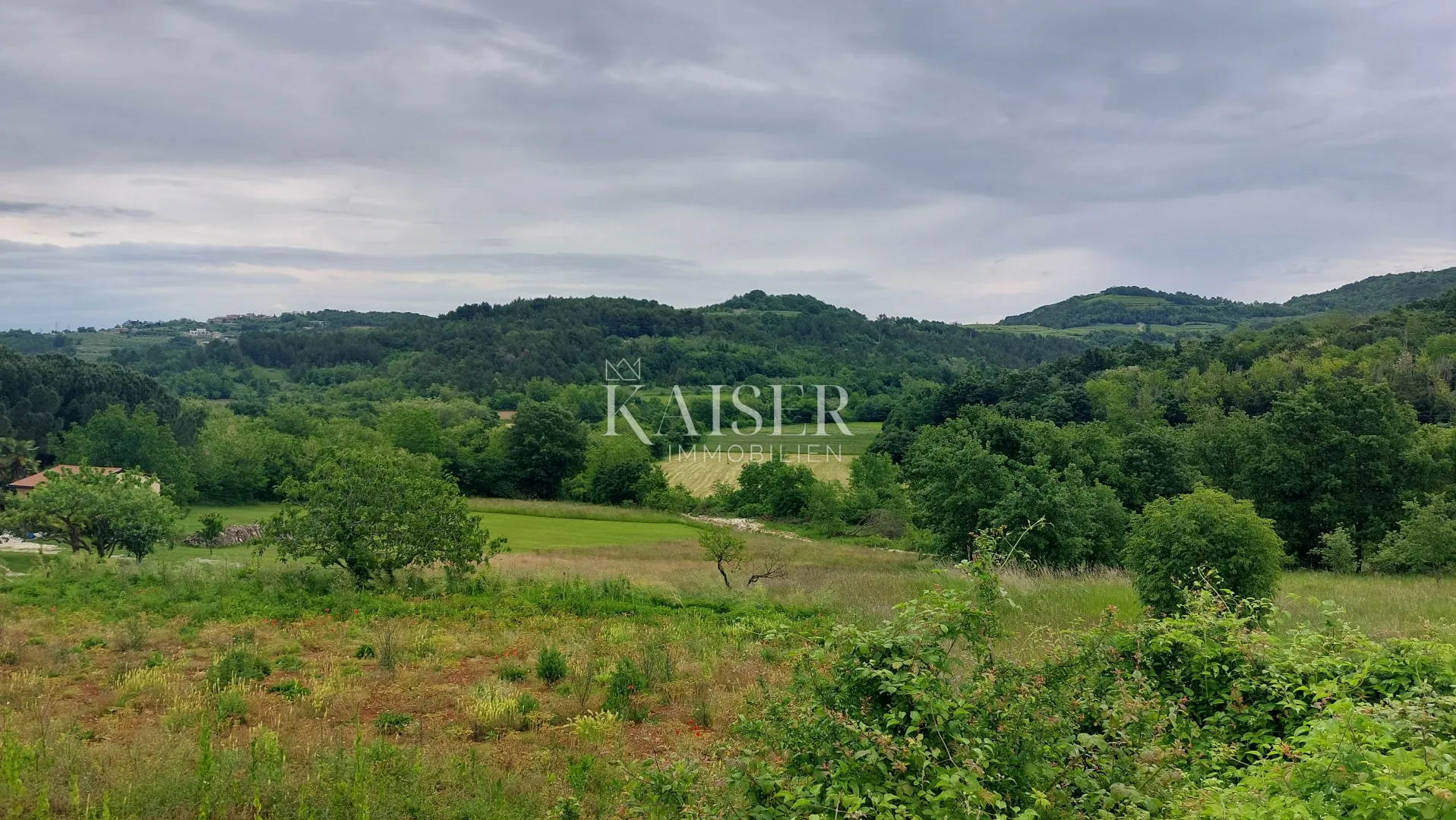 Istra, Motovun okolica, Karojba - građevinsko zemljište, 1.990 m2