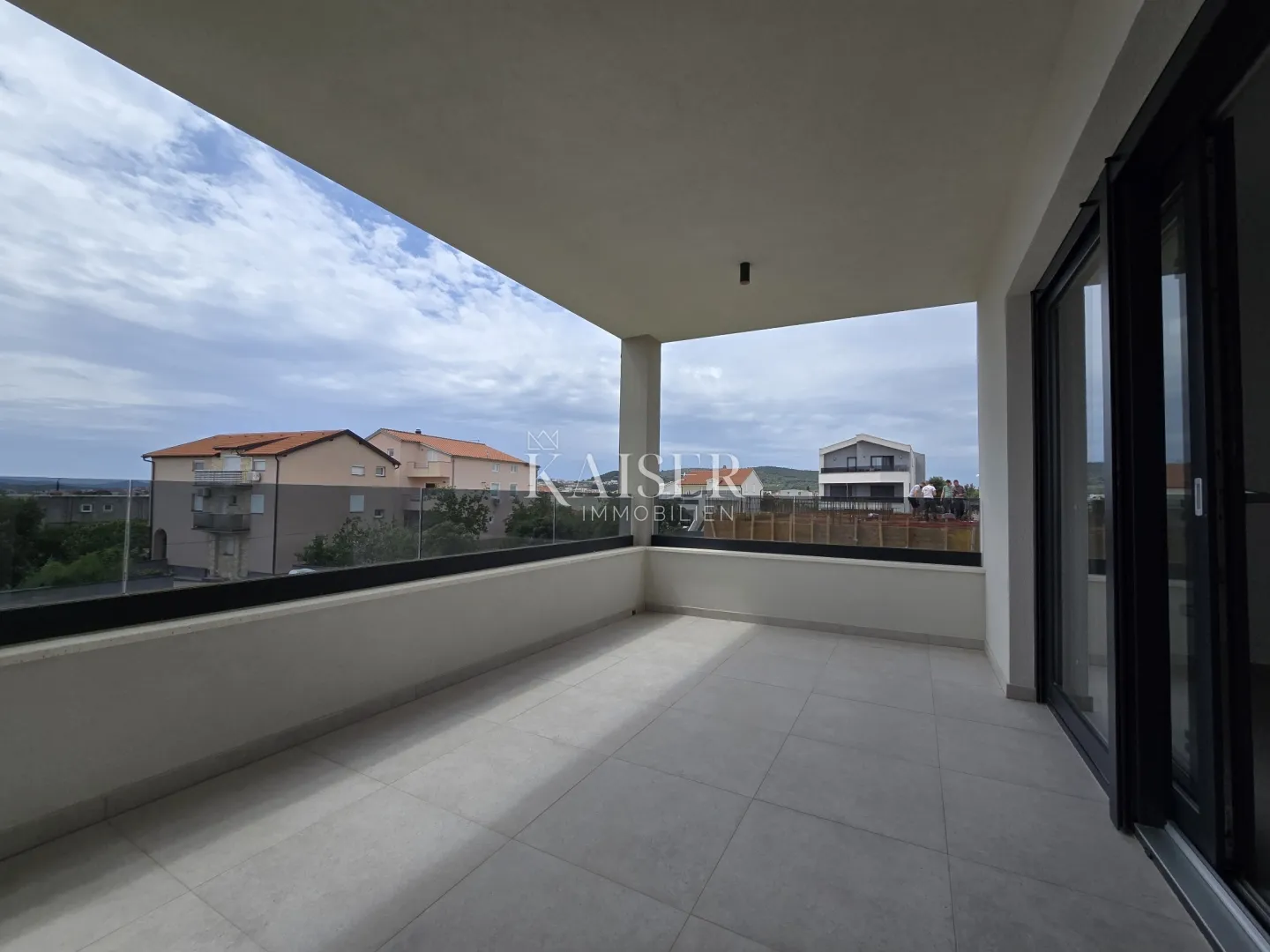 vodice, šibenik - moderan dvosoban stan s natkrivenom terasom 700m od mora - slika 5