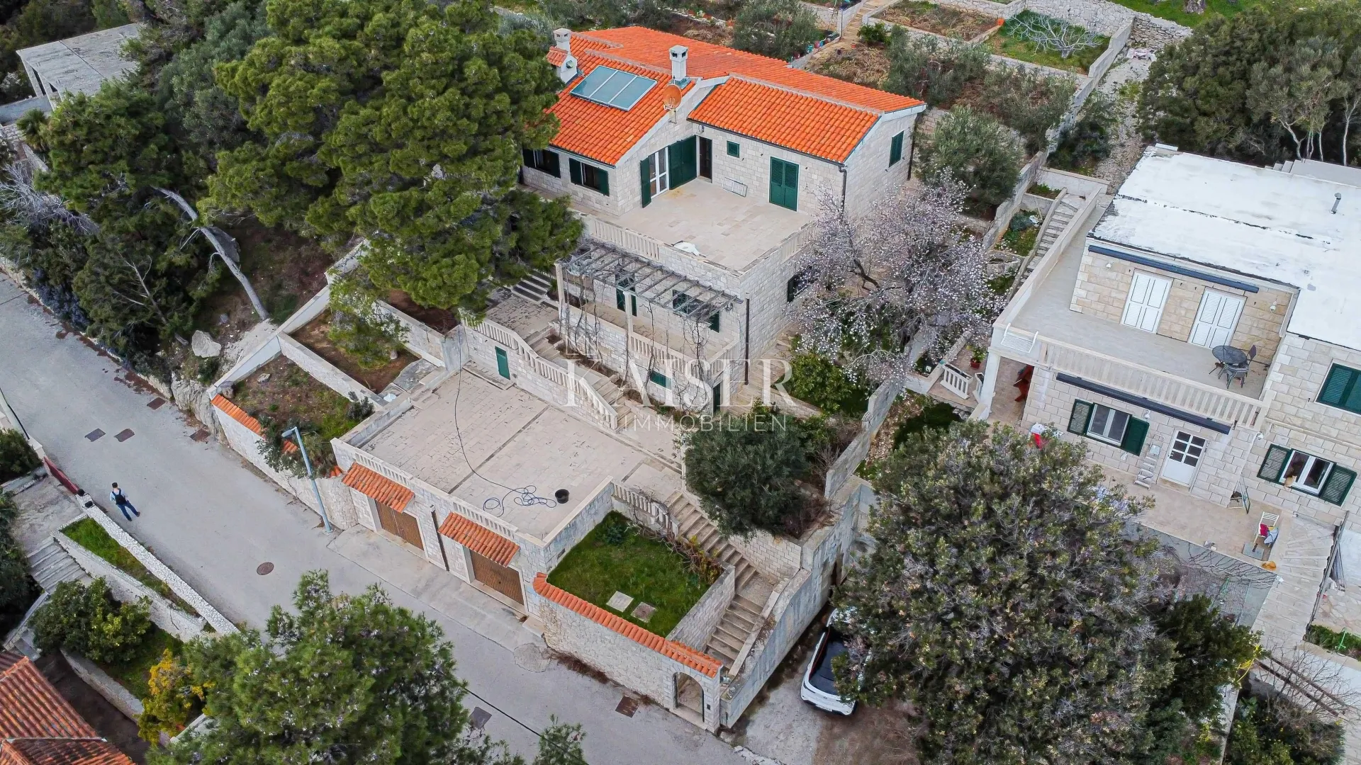 sumartin - puntinak , brač - kamena vila s raskošnom okućnicom ,te maslinikom u građevinskoj zoni i vezom za plovilo - slika 12