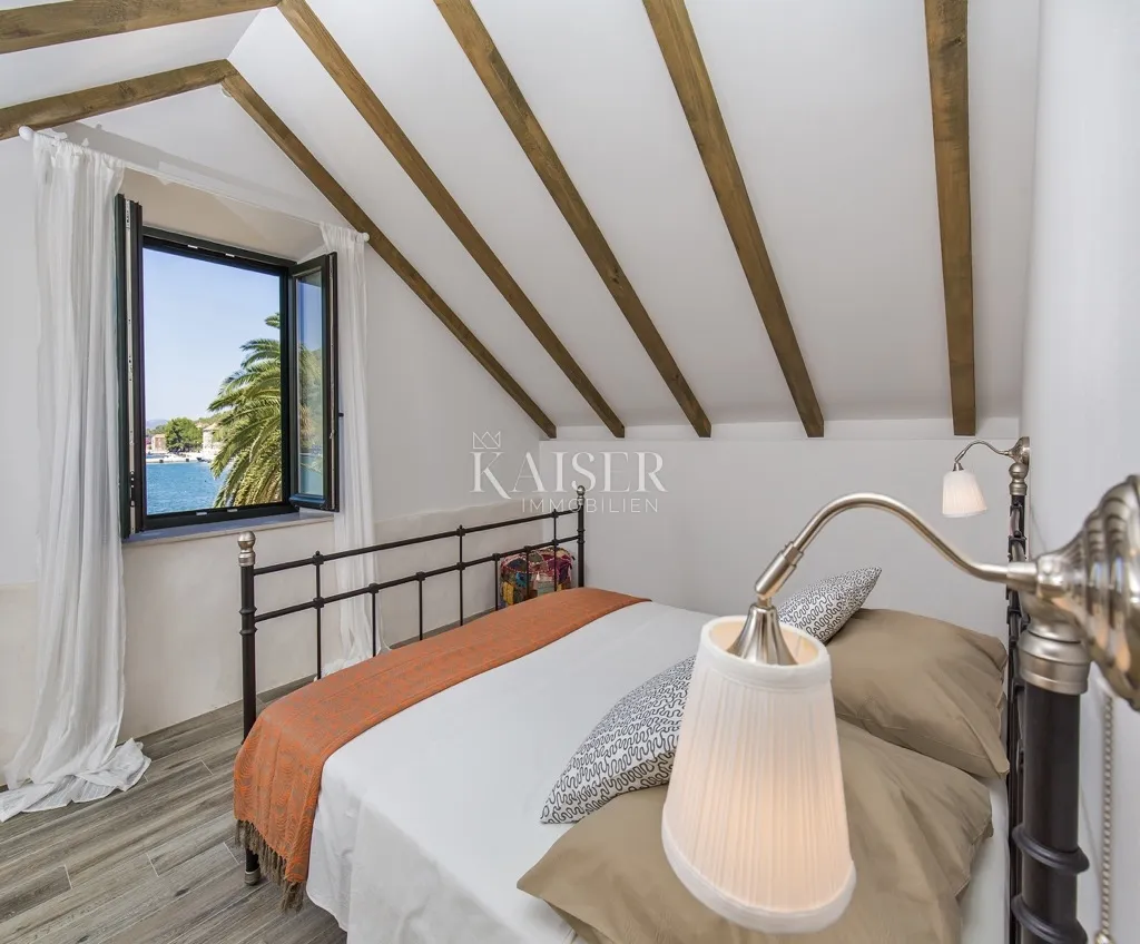 otok šipan - kamena kuća uz more - slika 13