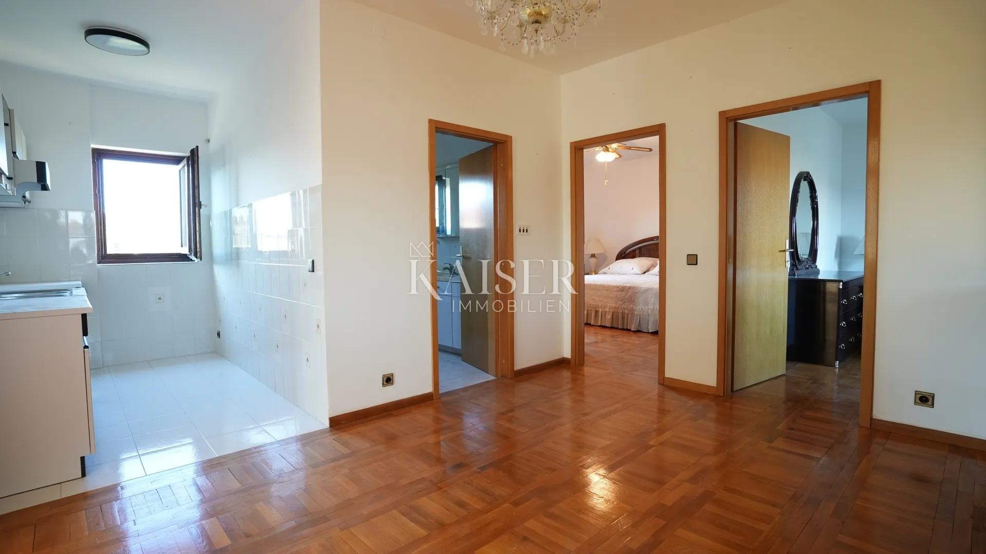 kuća sa dva stana 264m2 prvi red do mora - slika 27