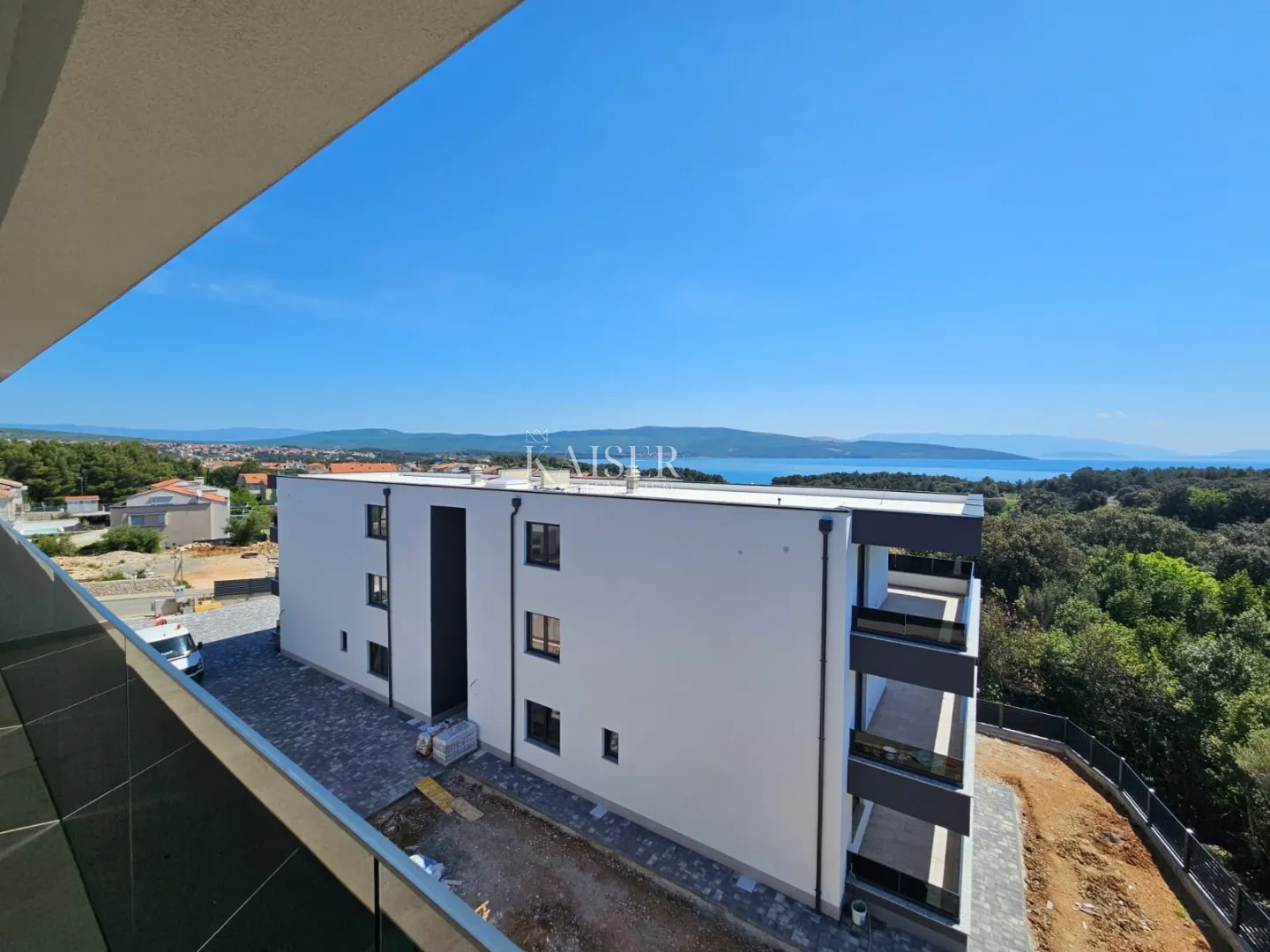 krk - dvoetažni stan 171 m2 sa krovnom terasom i bazenom - slika 20