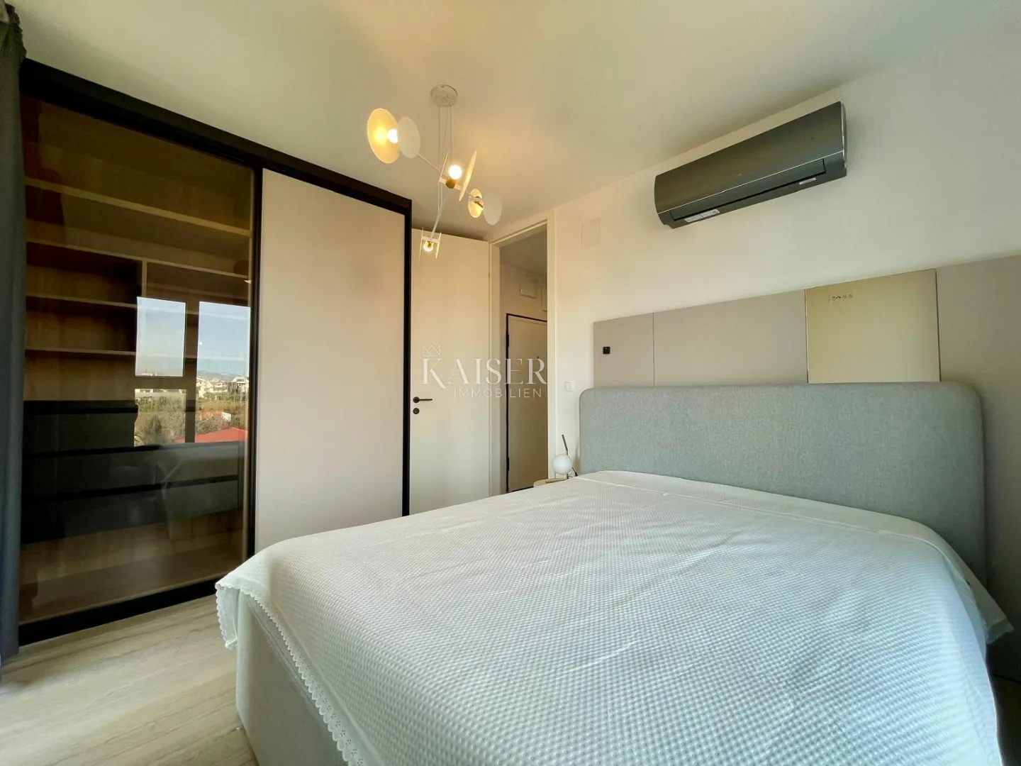 otok pag - ekskluzivni penthouse 118m2 , prvi red do mora - slika 9