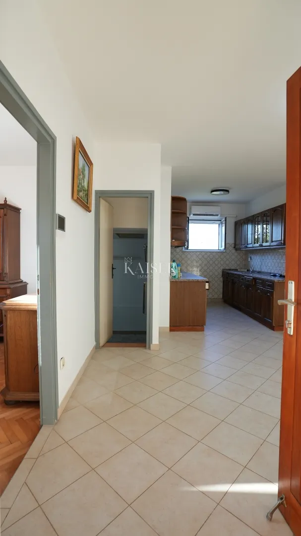 kuća sa dva stana 264m2 prvi red do mora - slika 4