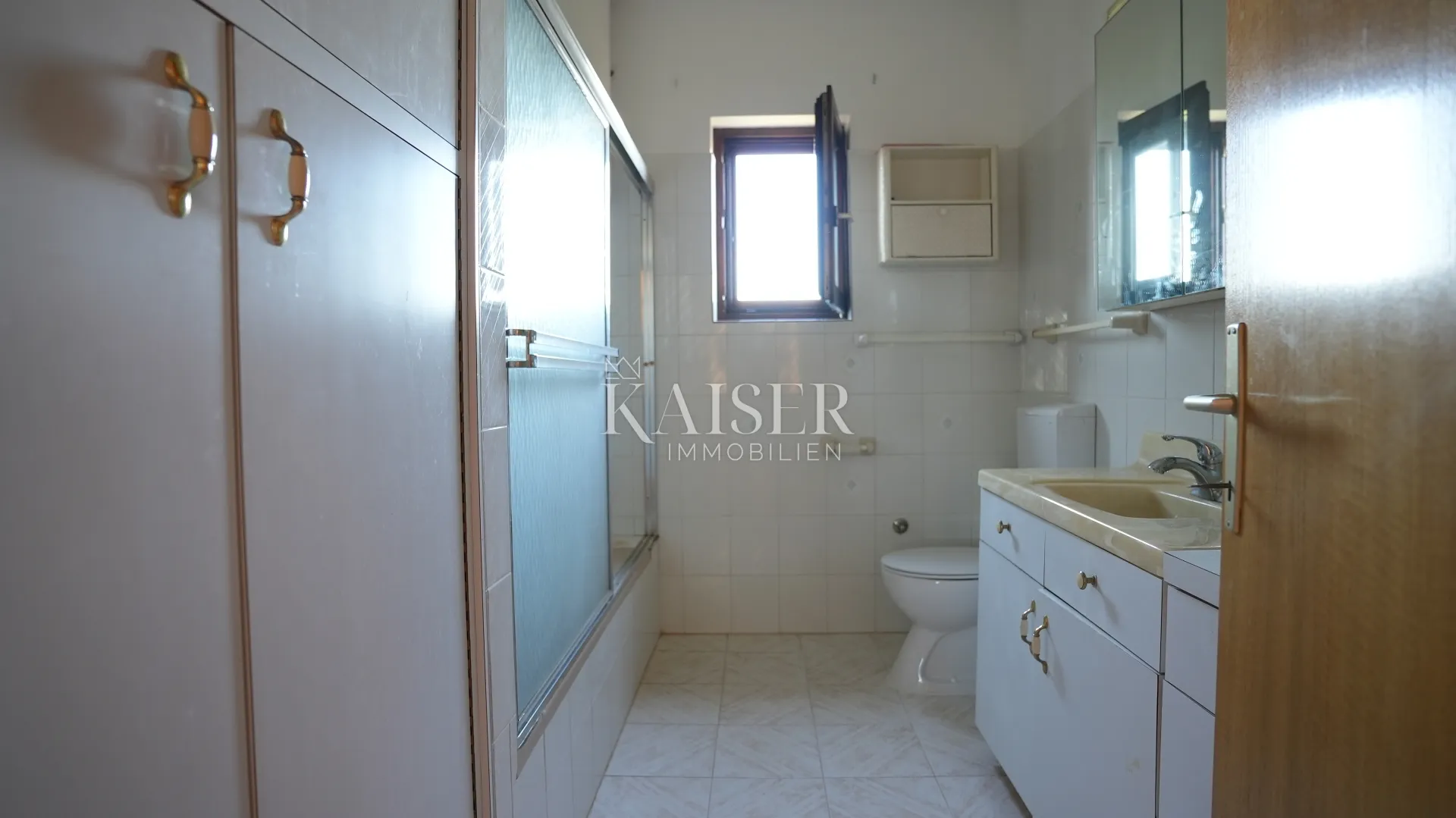 kuća sa dva stana 264m2 prvi red do mora - slika 38