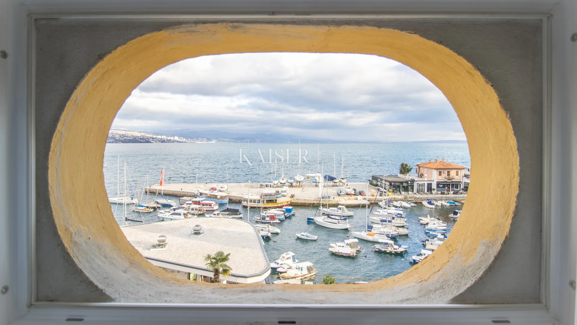 Opatija, centar, dvosoban stan I red do mora