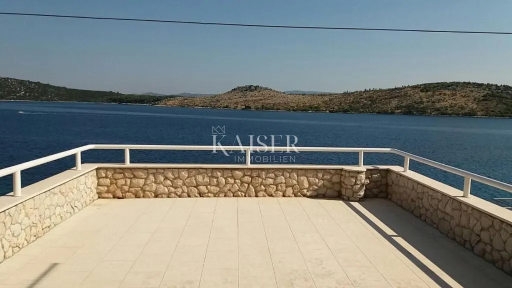 šibenik - kuća prvi red do mora - slika 30