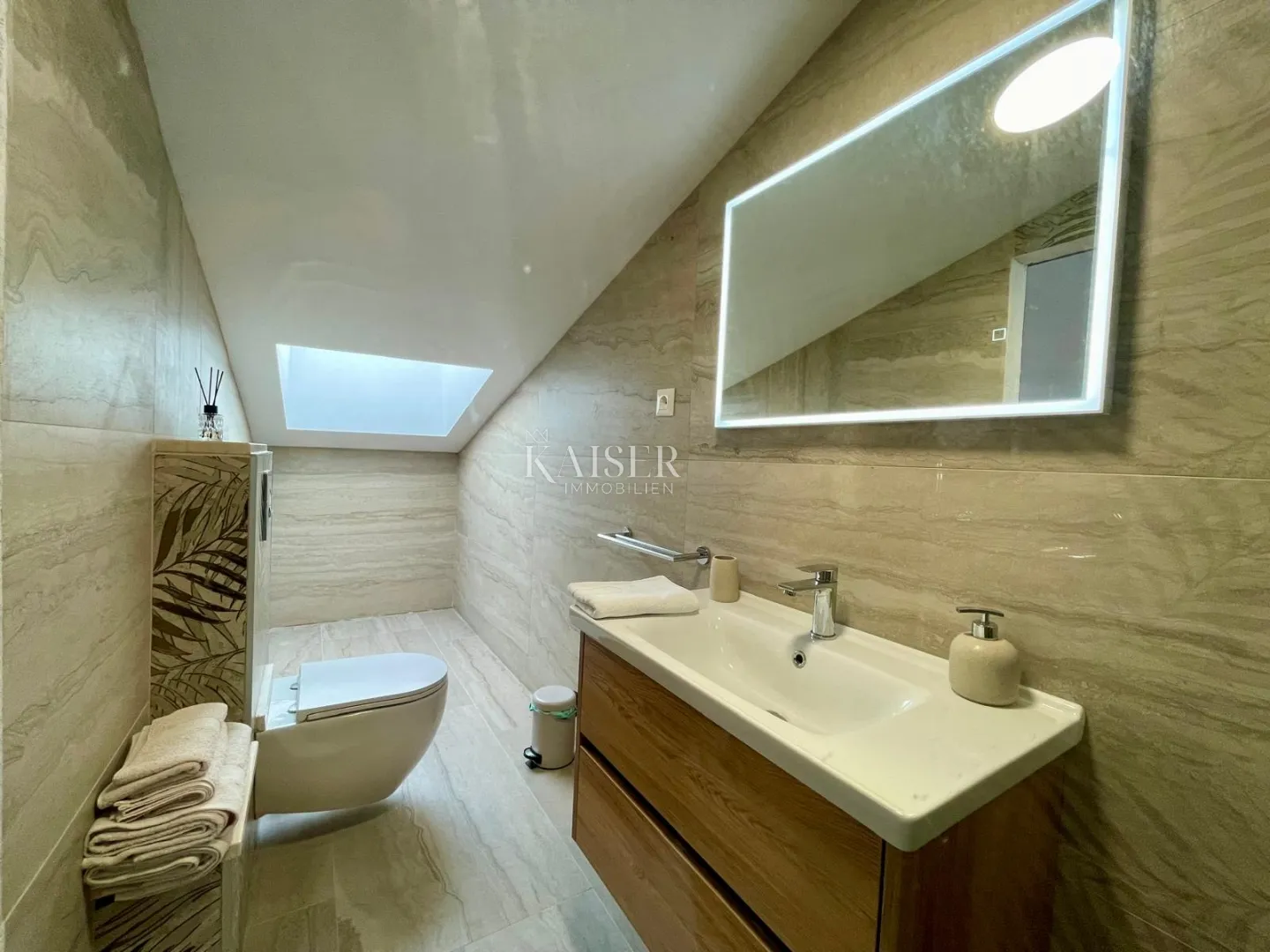 otok pag - ekskluzivni penthouse 118m2 , prvi red do mora - slika 17
