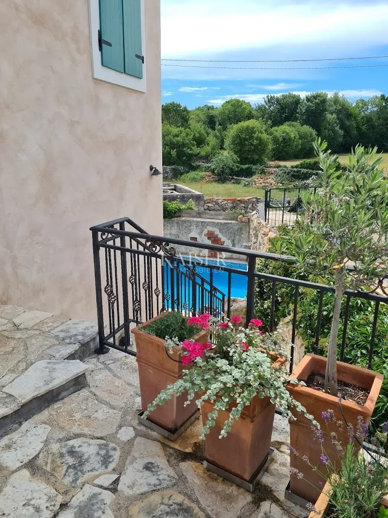 otok krk, malinska- kamena kuća 120m2 s bazenom - slika 11
