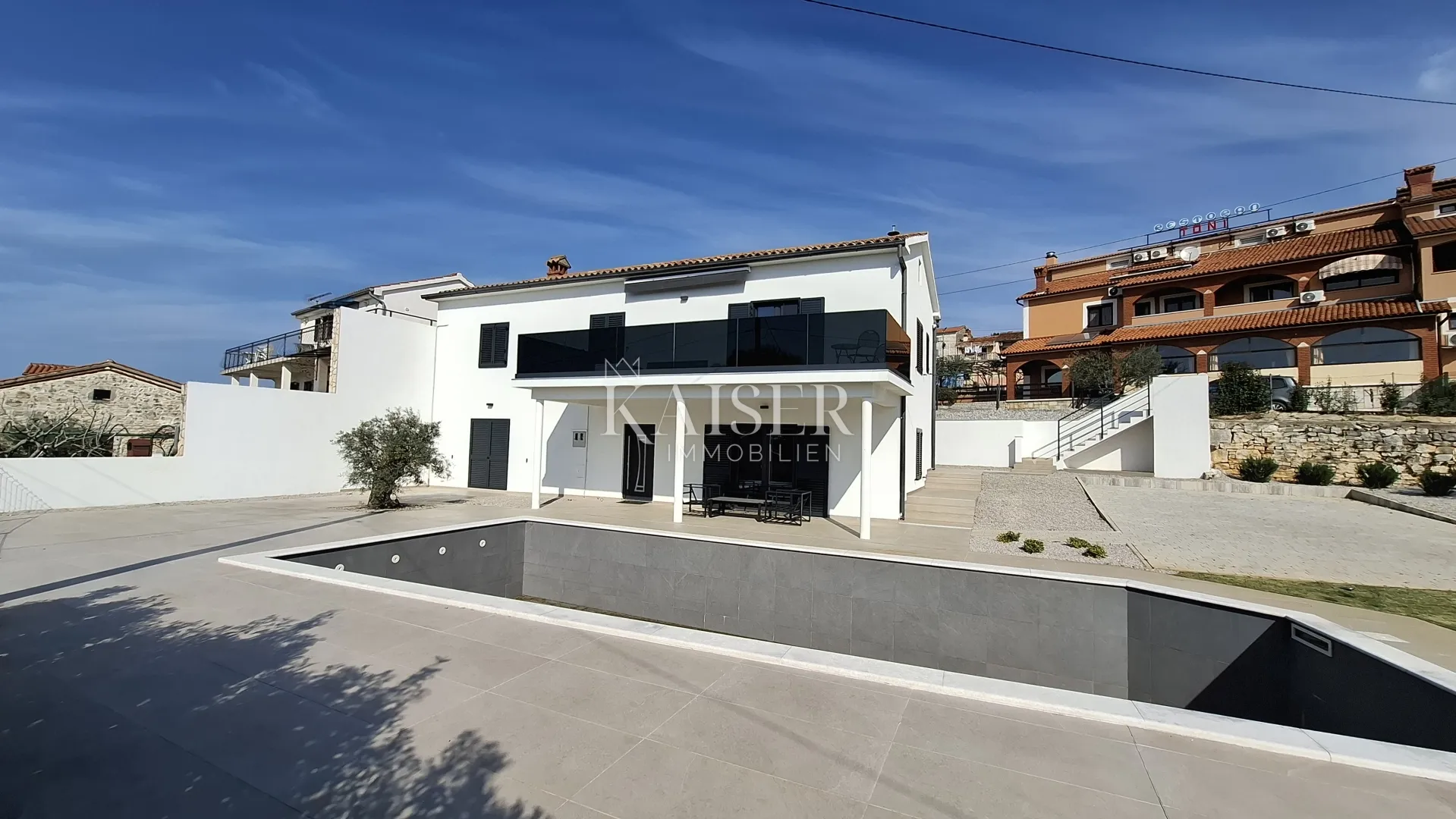 istra, kaštelir - kuća sa dva stana, 188m2, bazen - slika 4