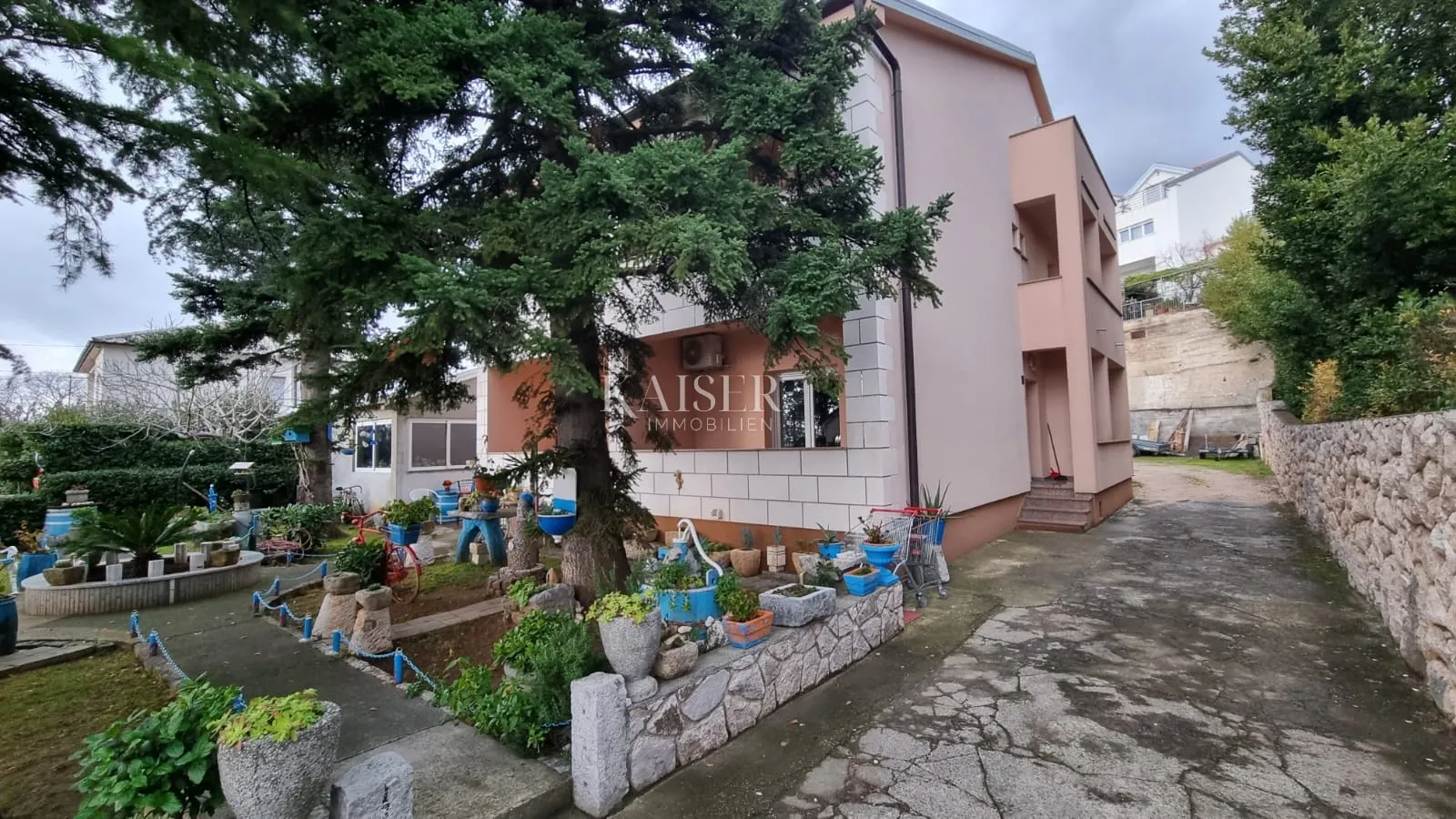 Novi Vinodolski - kuća sa 8 apartmana u blizini mora