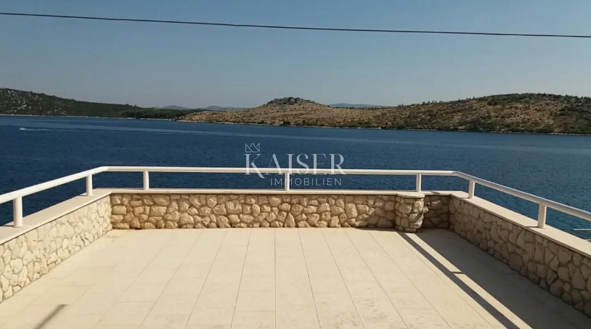 šibenik - kuća prvi red do mora - slika 21