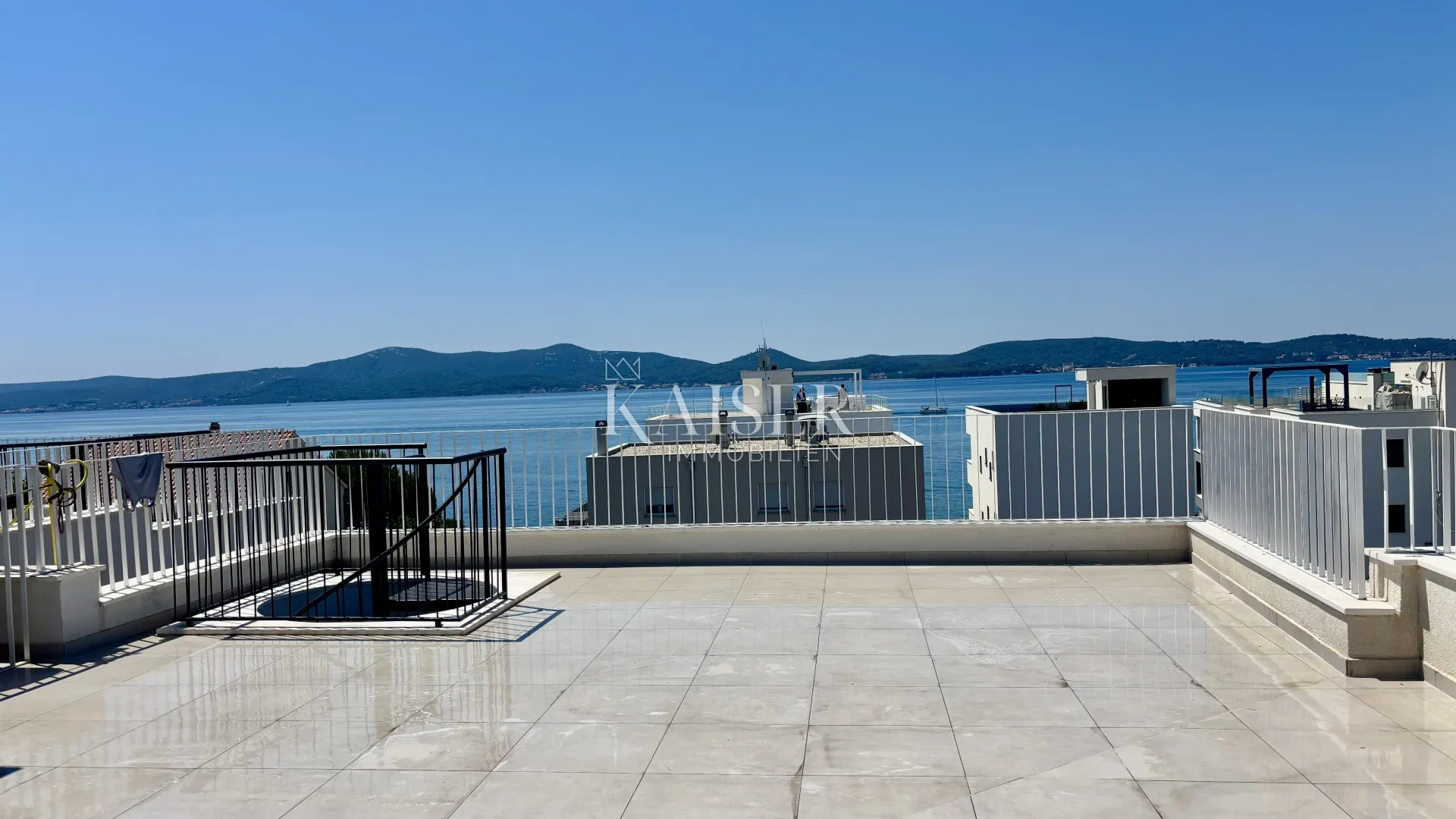 Zadar–Sukošan: Stan s krovnom terasom, blizu plaže.