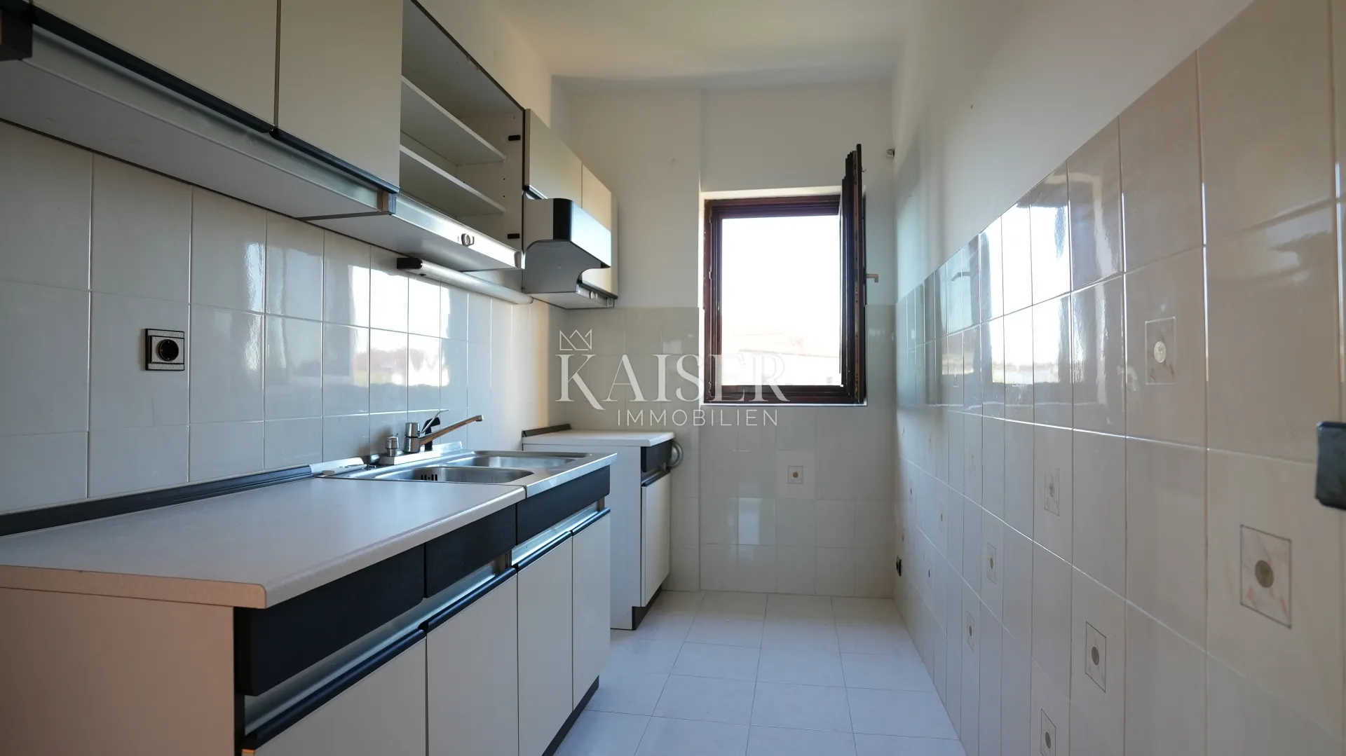 kuća sa dva stana 264m2 prvi red do mora - slika 33