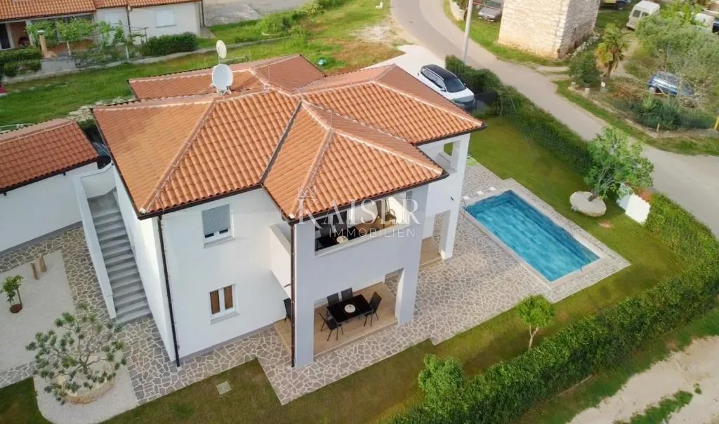 Istra, Umag, Kuća sa 2 stana i bazenom, 4km od plaže