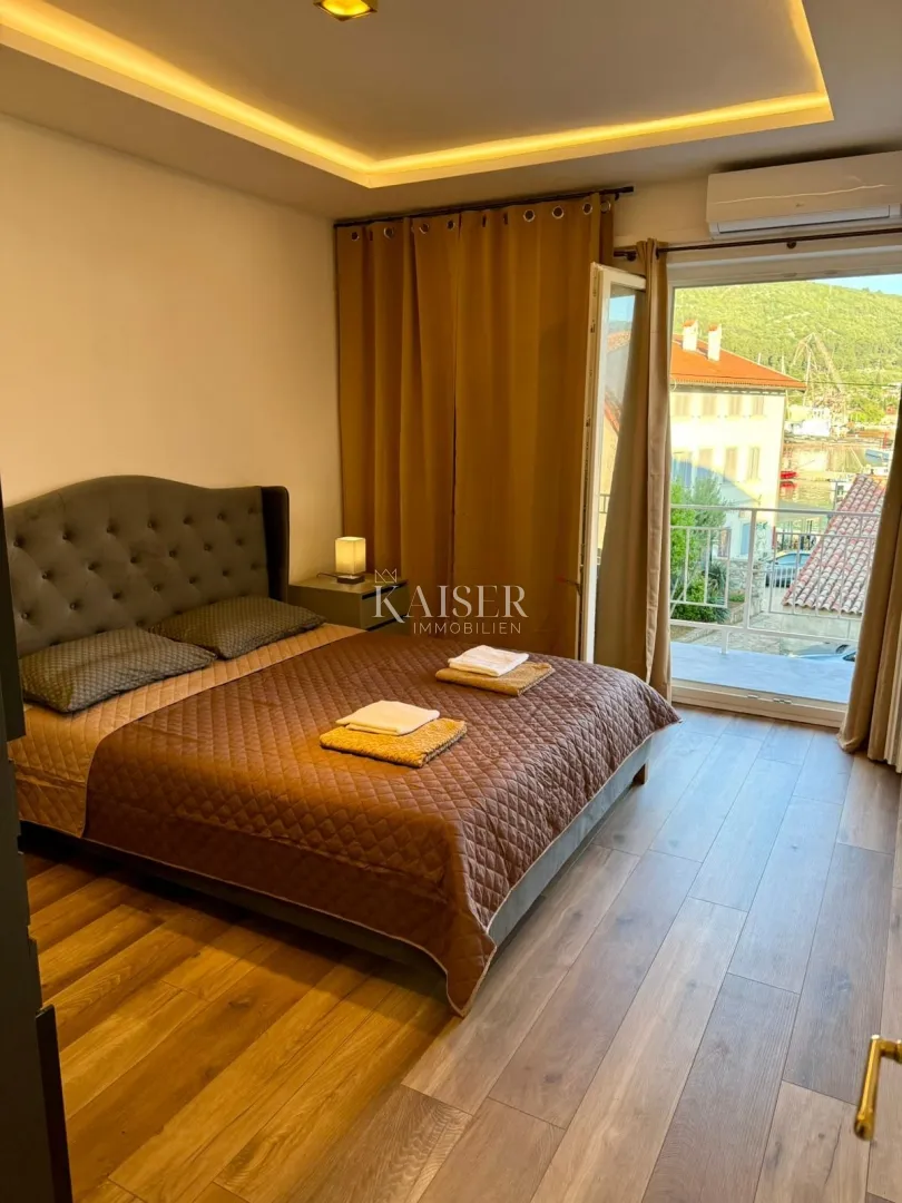 otok cres, cres - kuća sa 4 stana, 288m2, 50m od mora sa prekrasnim pogledom - slika 22