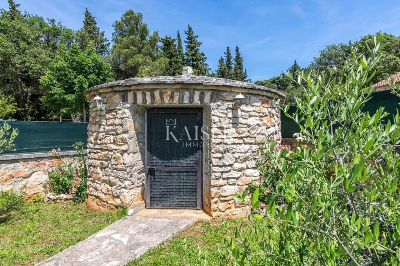 istra, pula- obiteljska kuća 250m² na atraktivnoj lokaciji s bazenom - slika 27