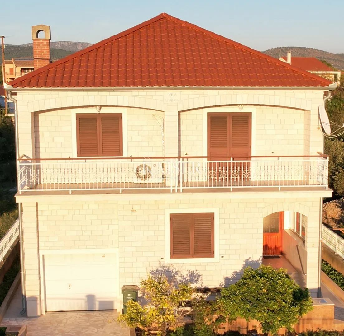 Kuća sa dva stana 264m2 prvi red do mora - Šibenik