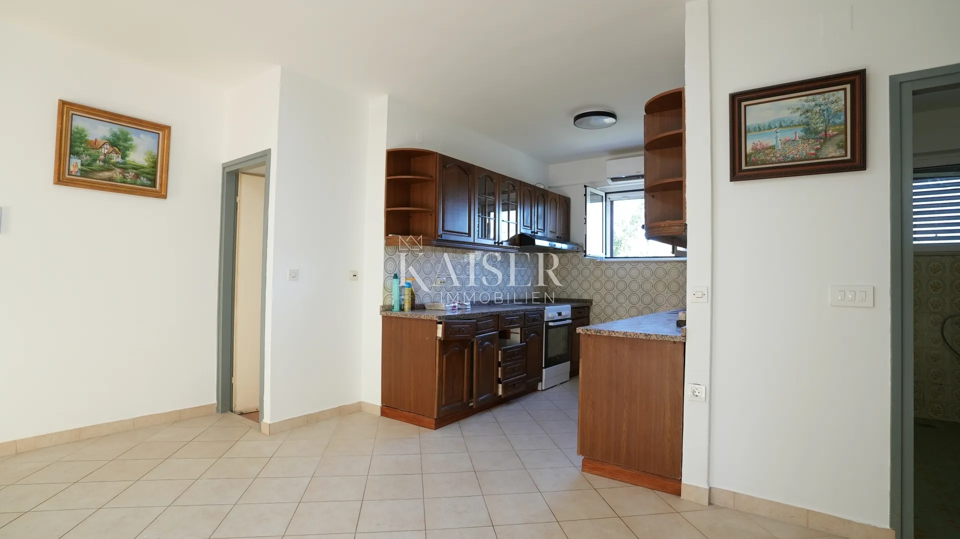 kuća sa dva stana 264m2 prvi red do mora - slika 12
