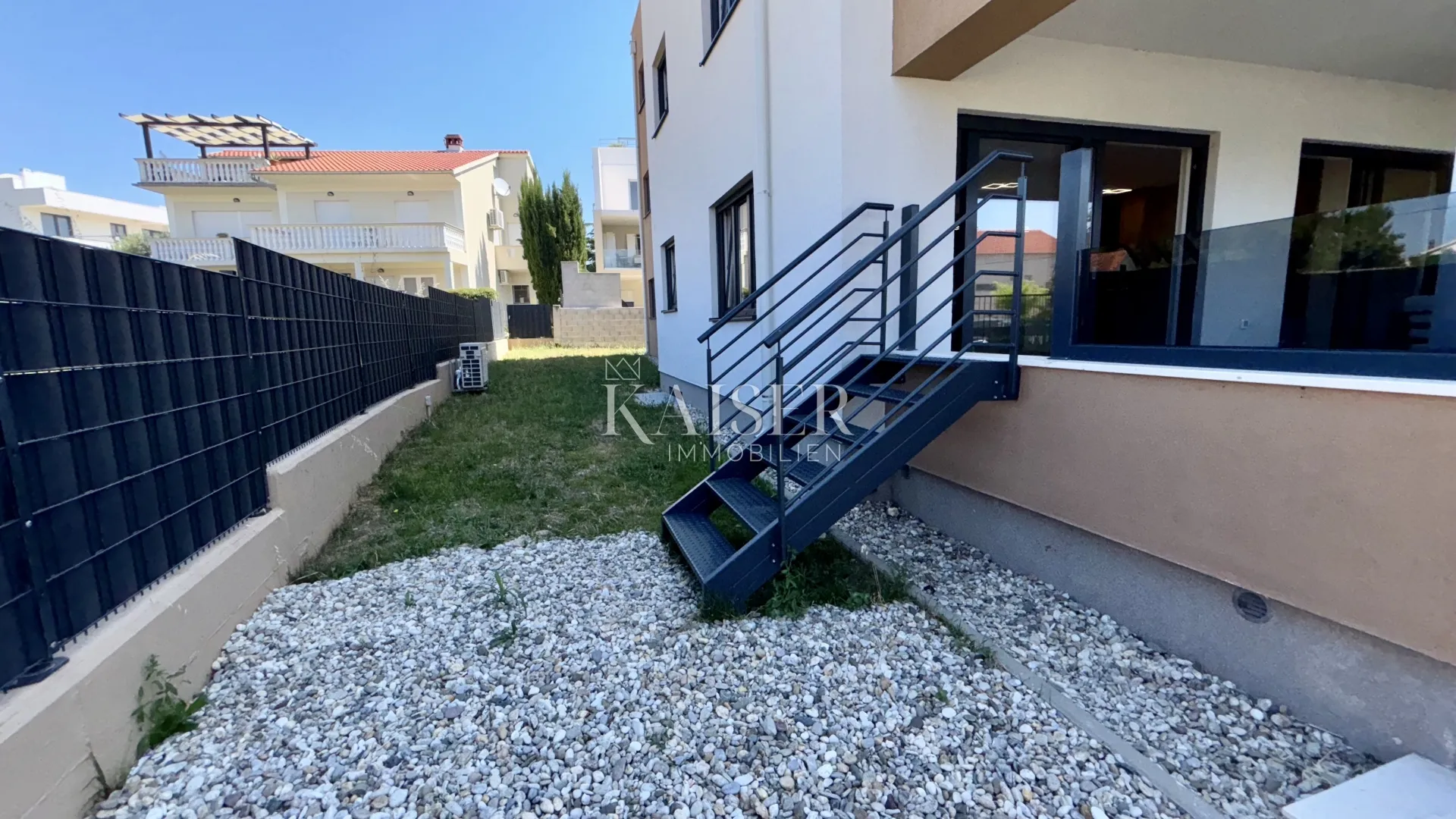zadar – sukošan: luksuzan prizemni stan s bazenom, vrtom i garažom, 50 m od mora - slika 15