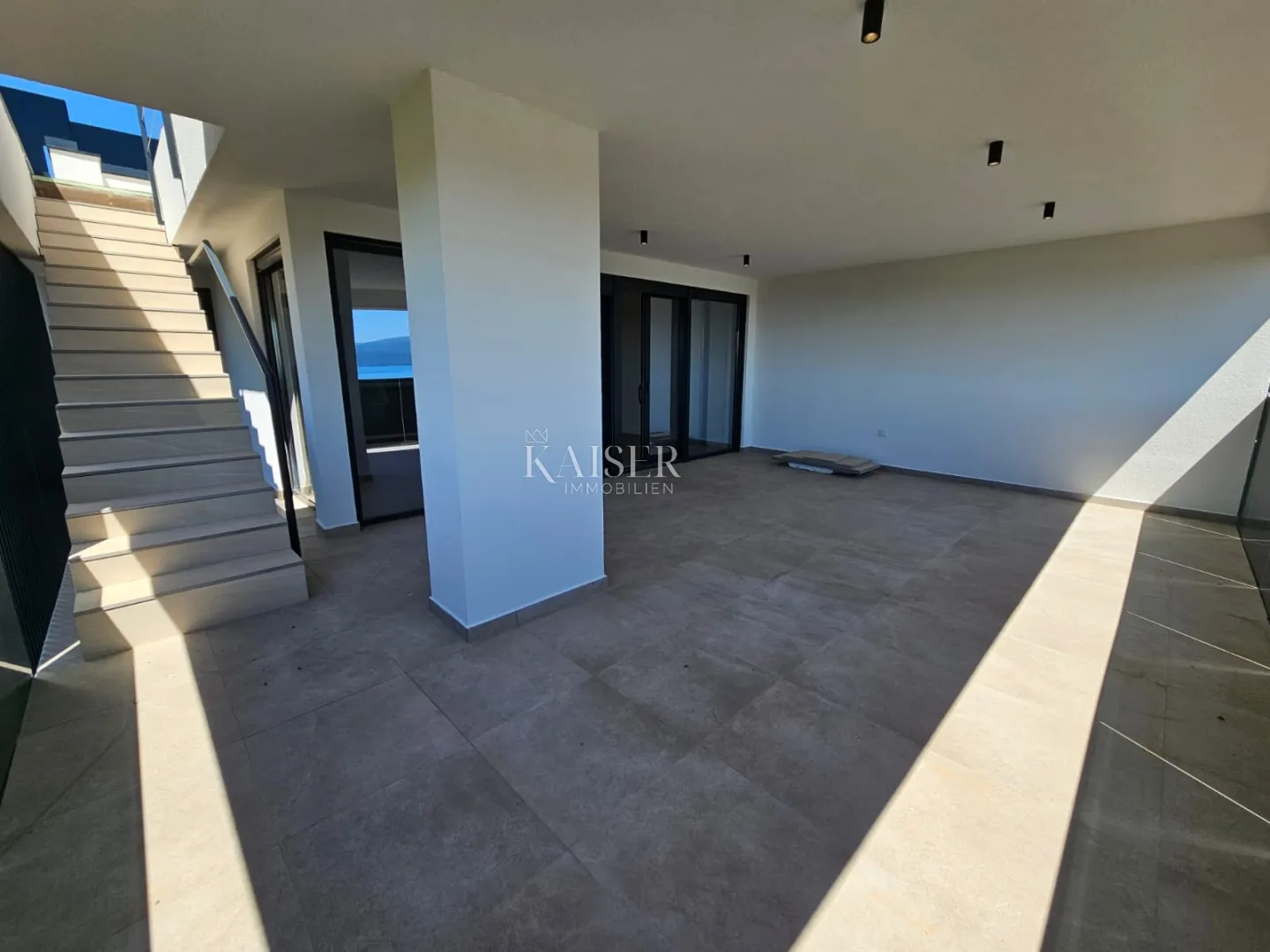 krk - dvoetažni stan 171 m2 sa krovnom terasom i bazenom - slika 21