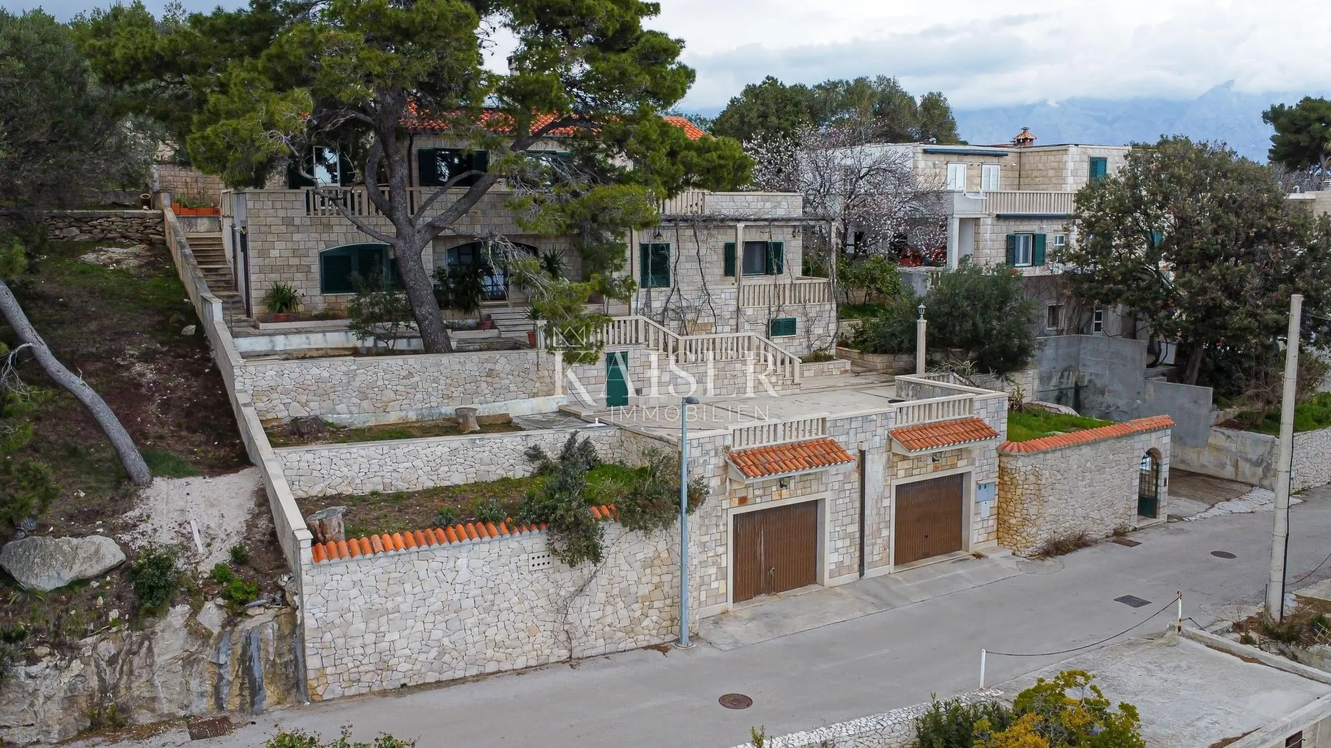 sumartin - puntinak , brač - kamena vila s raskošnom okućnicom ,te maslinikom u građevinskoj zoni i vezom za plovilo - slika 14