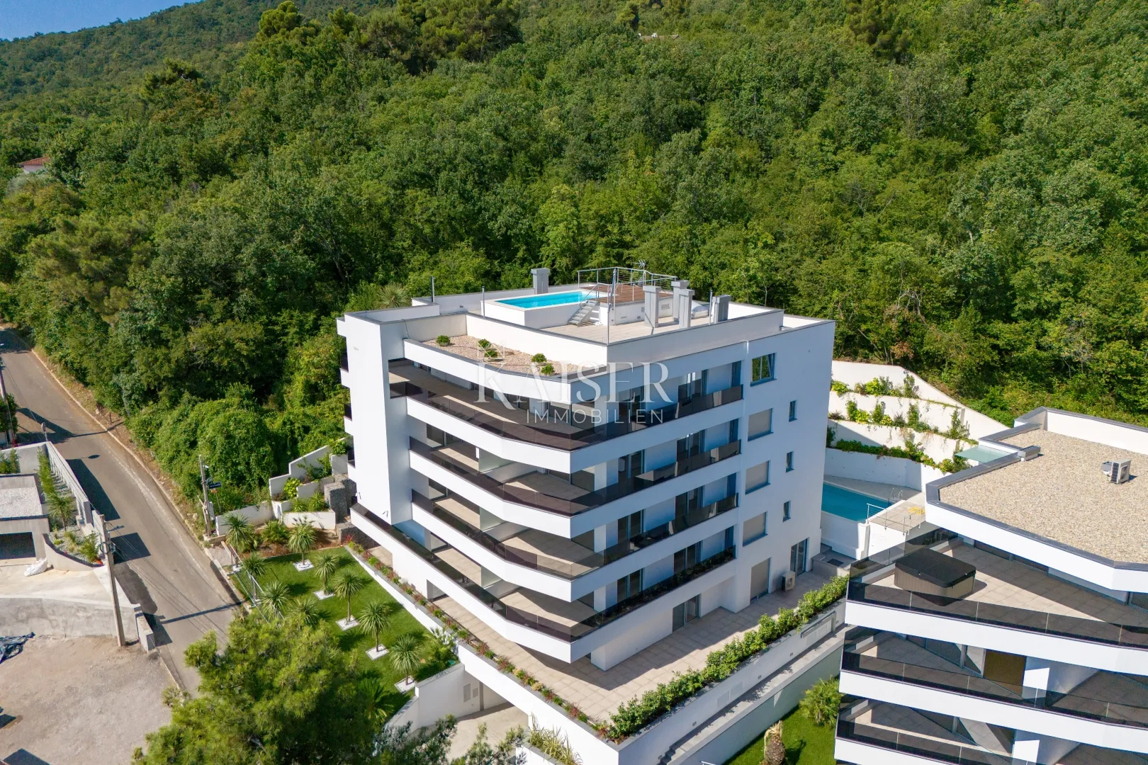 Opatija, novogradnja, samostalni prostor u suterenu s terasom i vrtom