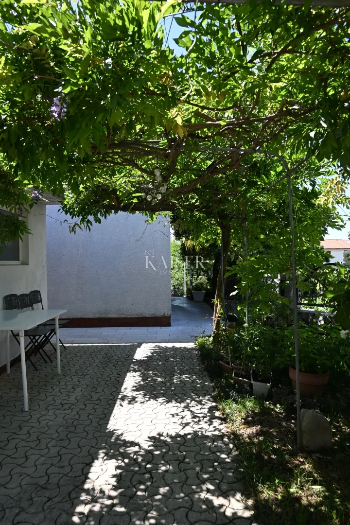 crikvenica - trosoban stan sa velikom okućnicom - slika 64