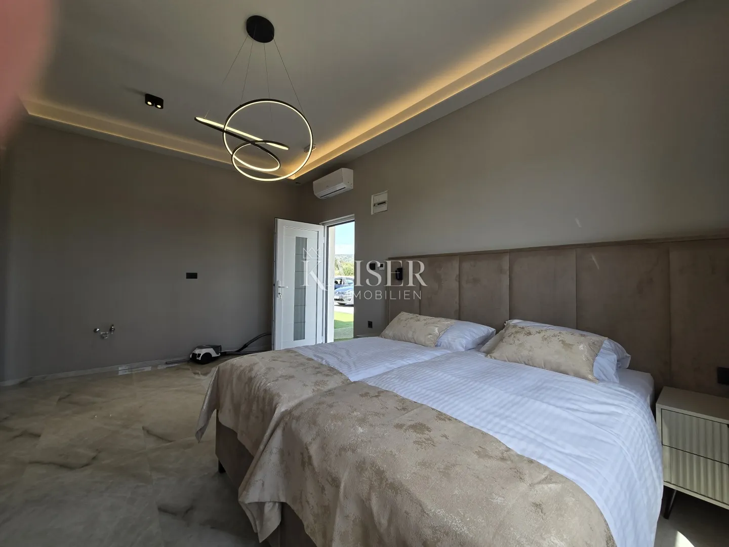 rogoznica- lukszuzna vila sa bazenom i teniskim terenom na 20000m2 - slika 111