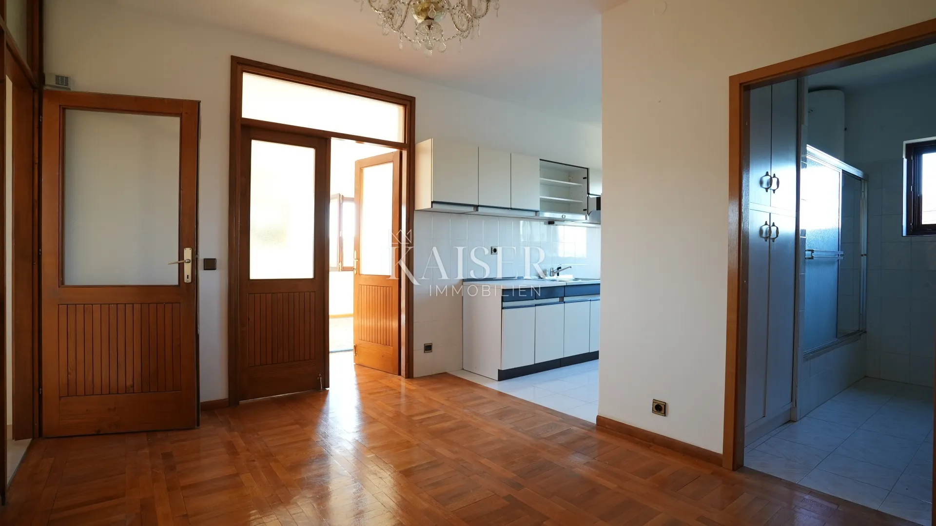 kuća sa dva stana 264m2 prvi red do mora - slika 28