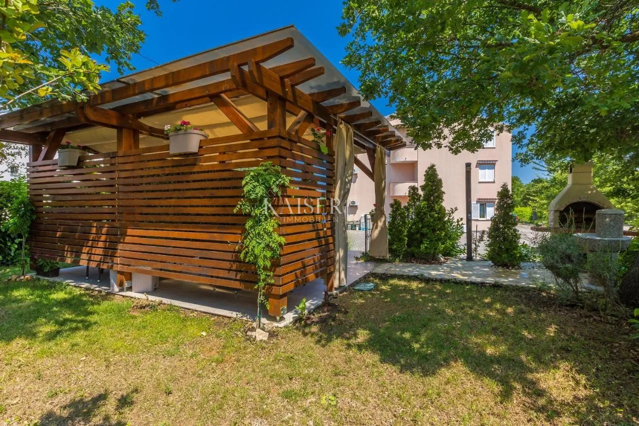 malinska, otok krk- apartman 40m2 s uređenom okućnicom - slika 11