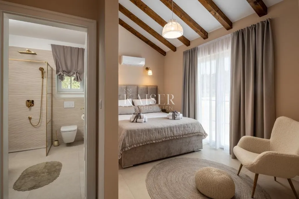 šibenik-rogoznica – ražanj: autentična vila 230 m² s bazenom, pogledom na more i luksuznim interijerom - slika 16