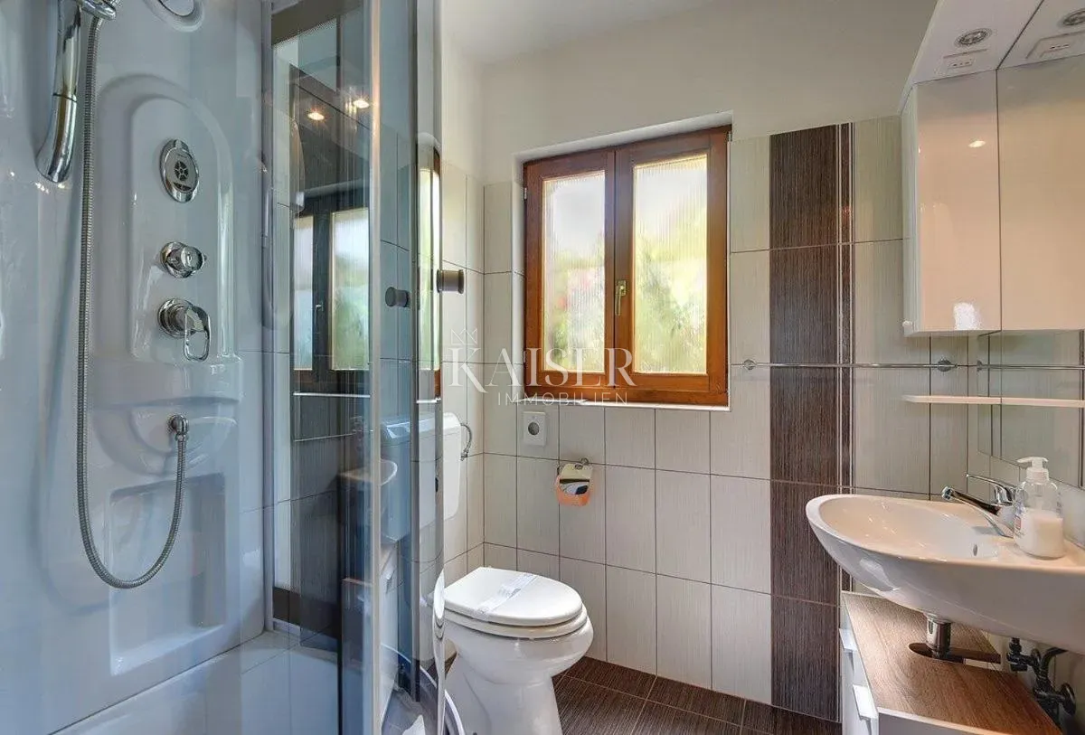 istra, pazin okolica - kuća 270m2 sa bazenom i prekrasnom okućnicom - slika 23