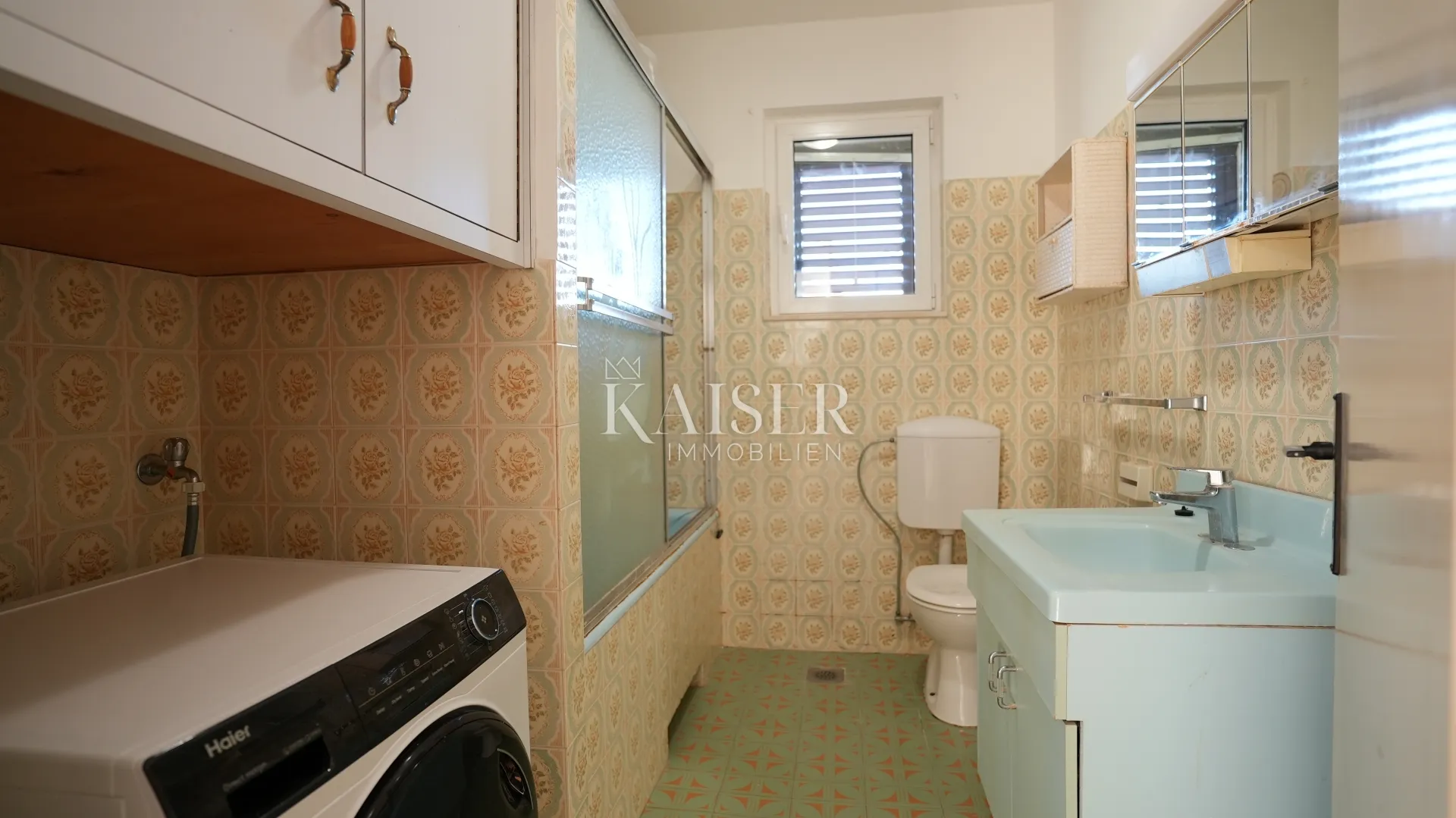 kuća sa dva stana 264m2 prvi red do mora - slika 19