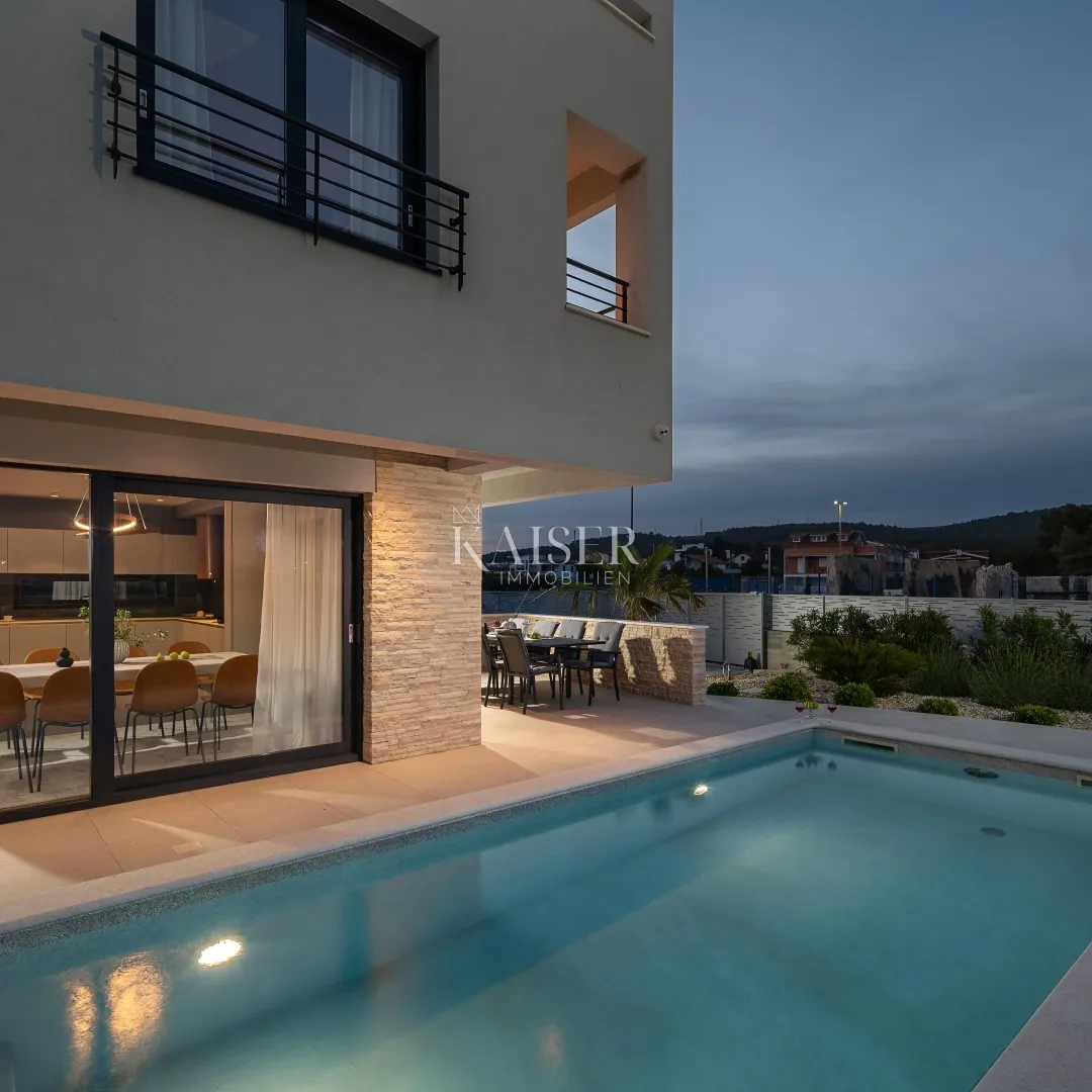 bibinje — luksuzna dizajnerska vila s rooftop oazom i pogledom na more - slika 12
