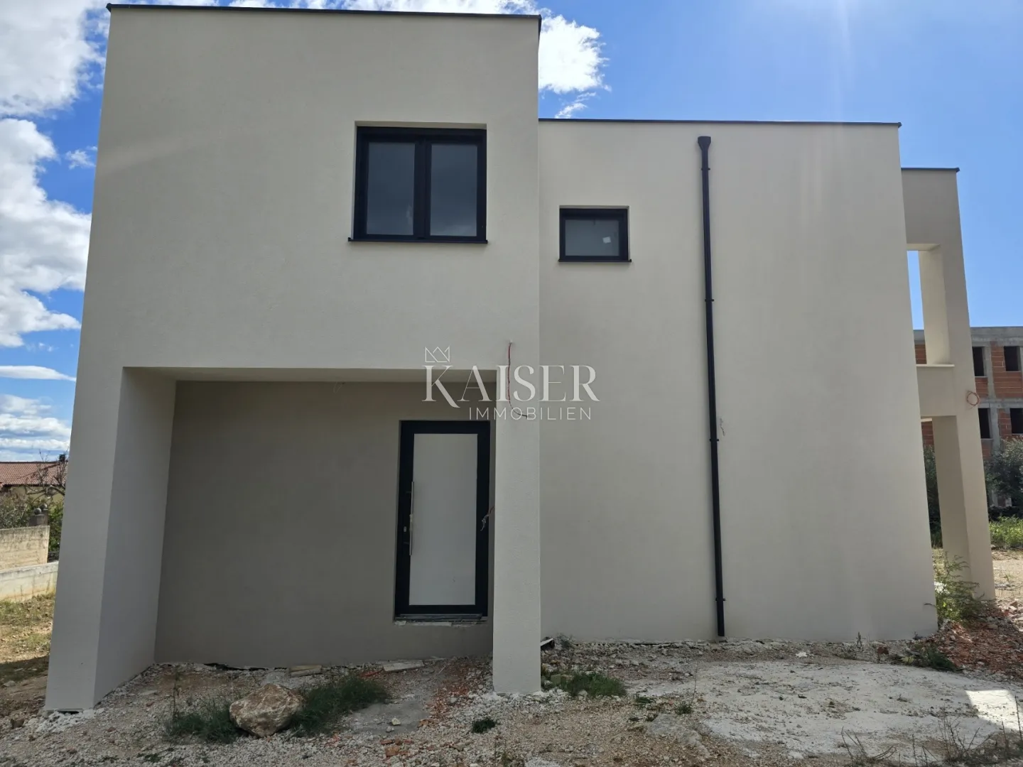 vodice-luksuzna vila s bazenom i prostranim terasama - slika 3