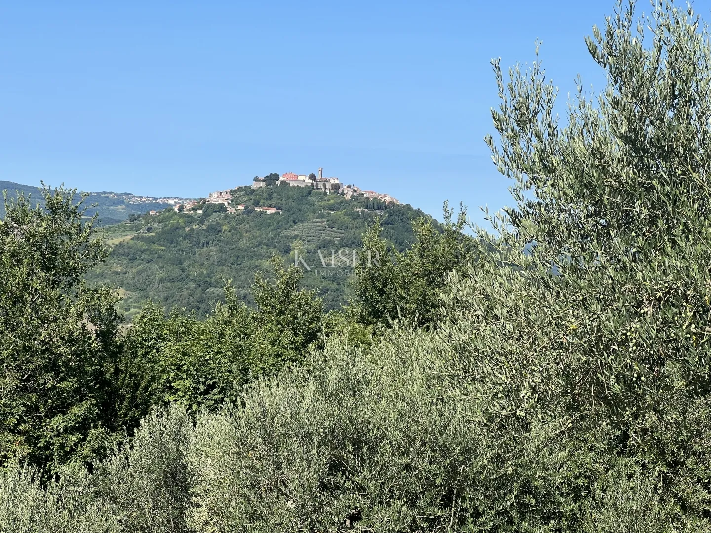istra, motovun građevinsko zemljište ispod starog grada - slika 5