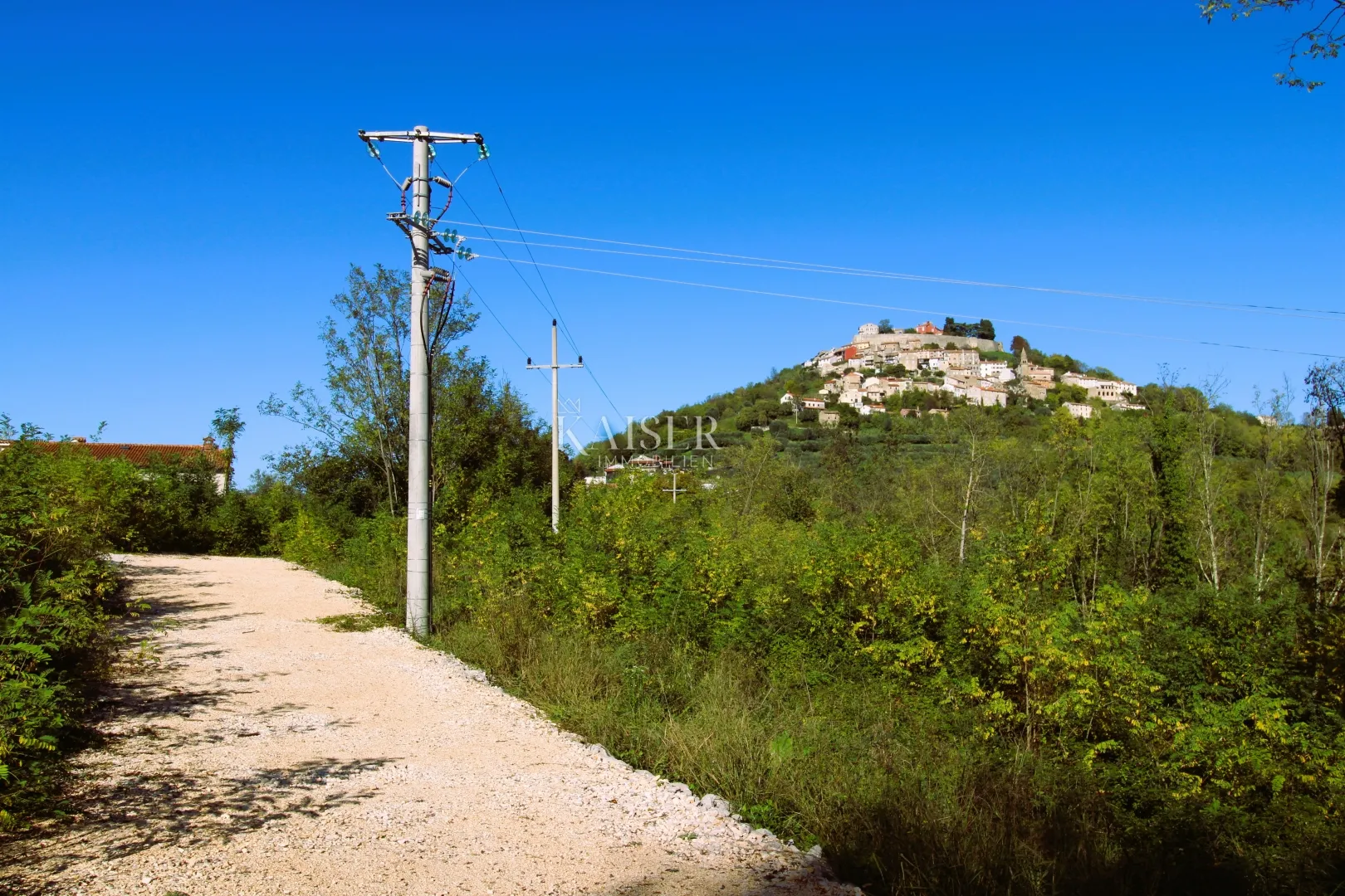 istra, motovun građevinsko zemljište ispod starog grada - slika 3