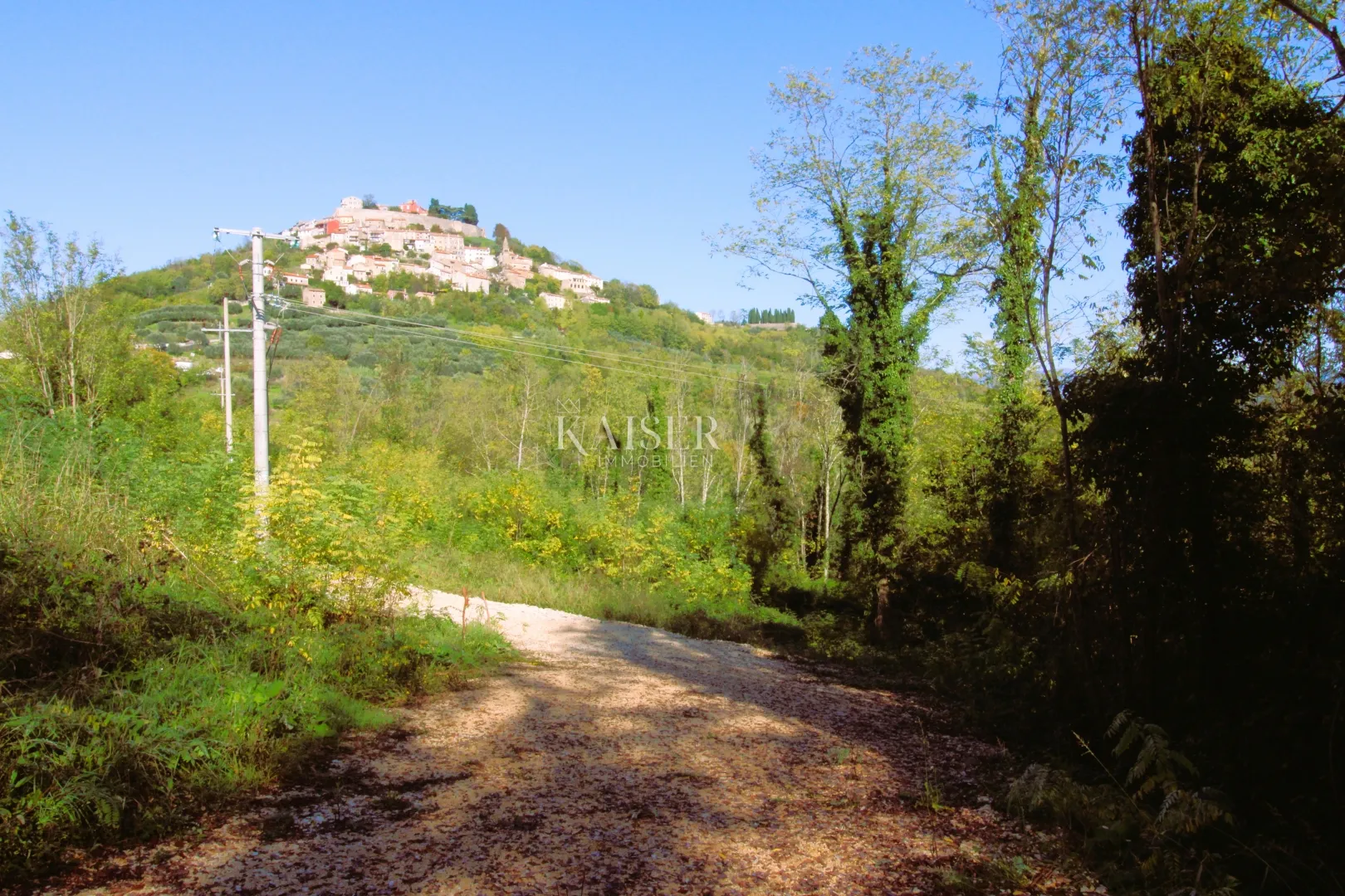 istra, motovun građevinsko zemljište ispod starog grada - slika 2