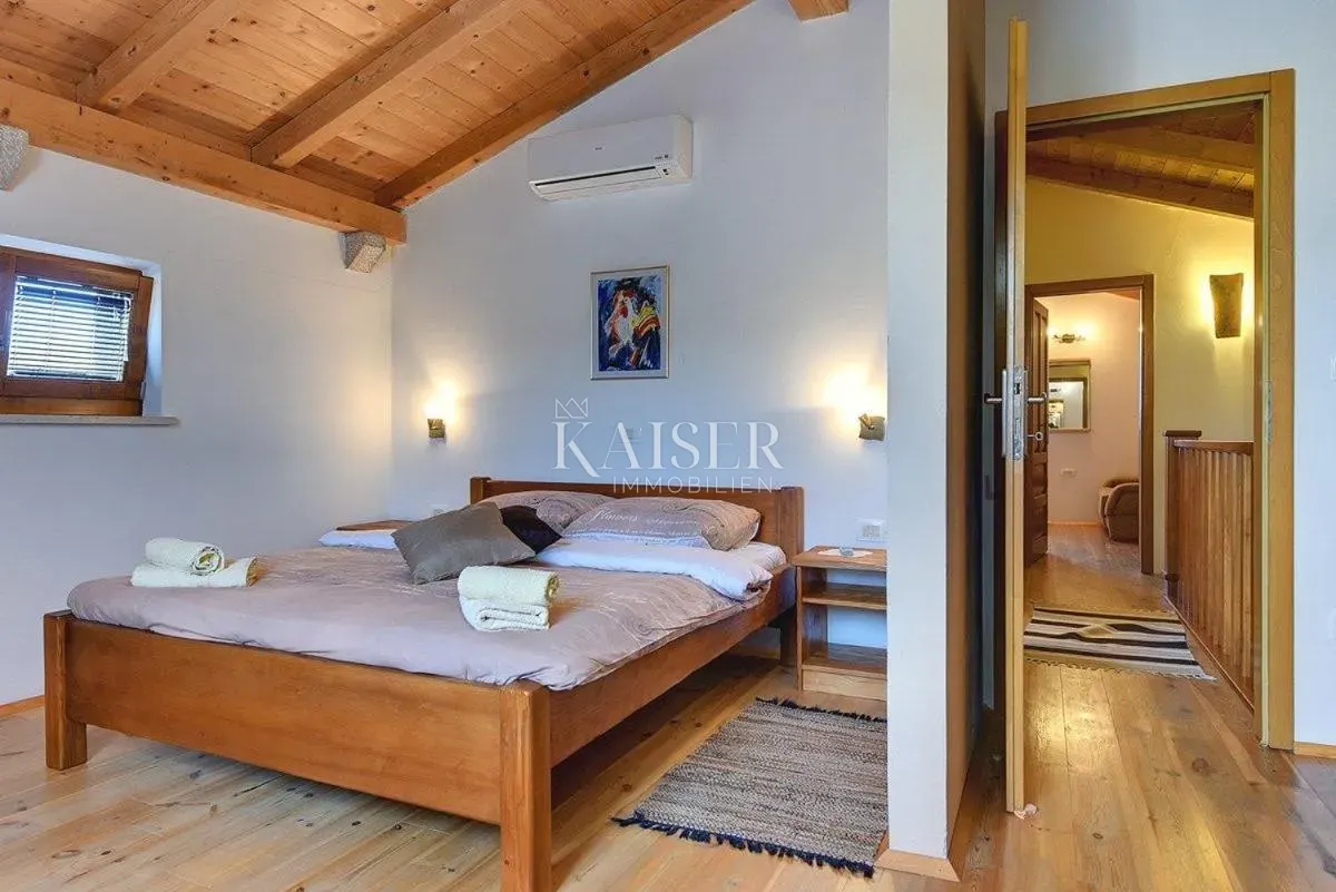 istra, pazin okolica - kuća 270m2 sa bazenom i prekrasnom okućnicom - slika 17