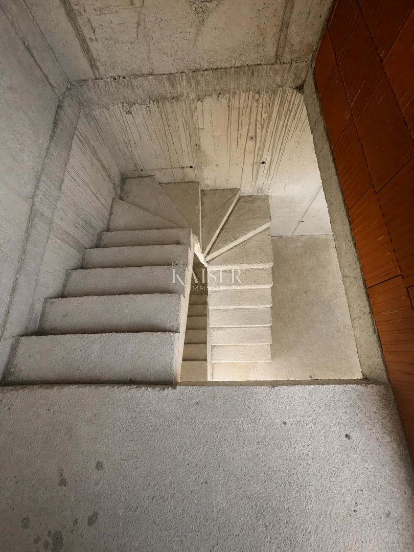 pakoštane – stan s krovnom terasom i pogledom na more, garaža + parking - slika 4