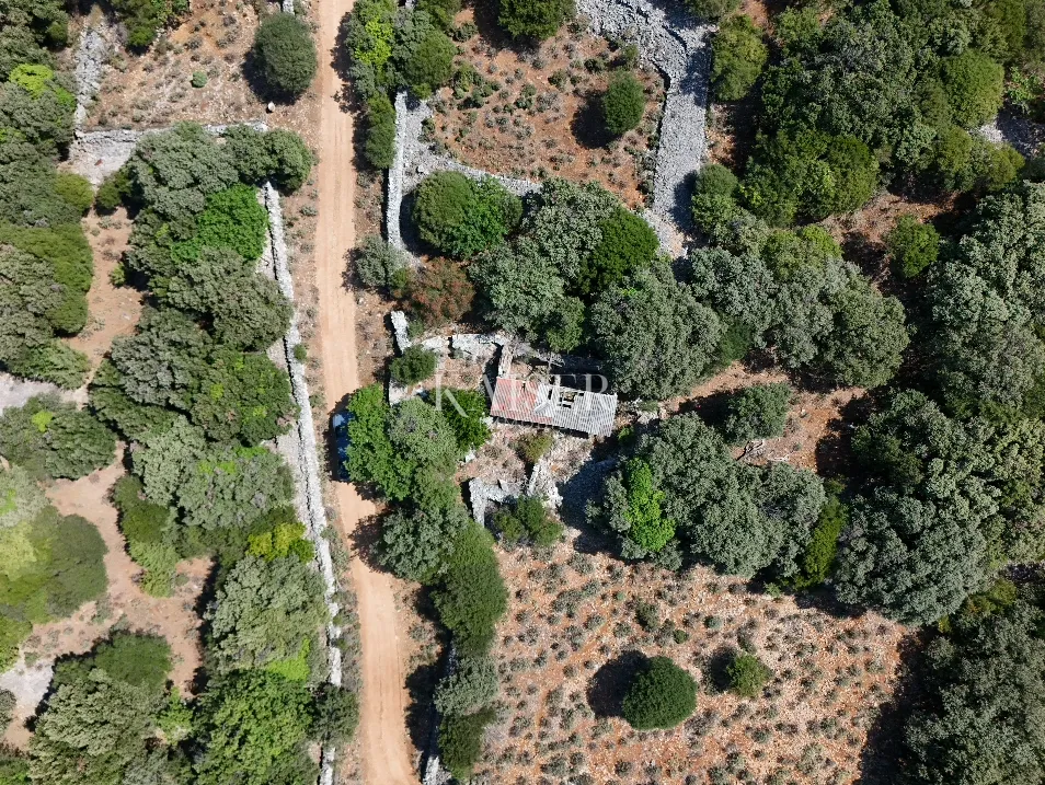 cres, plat - kameni objekt na prostranom zemljištu - slika 8